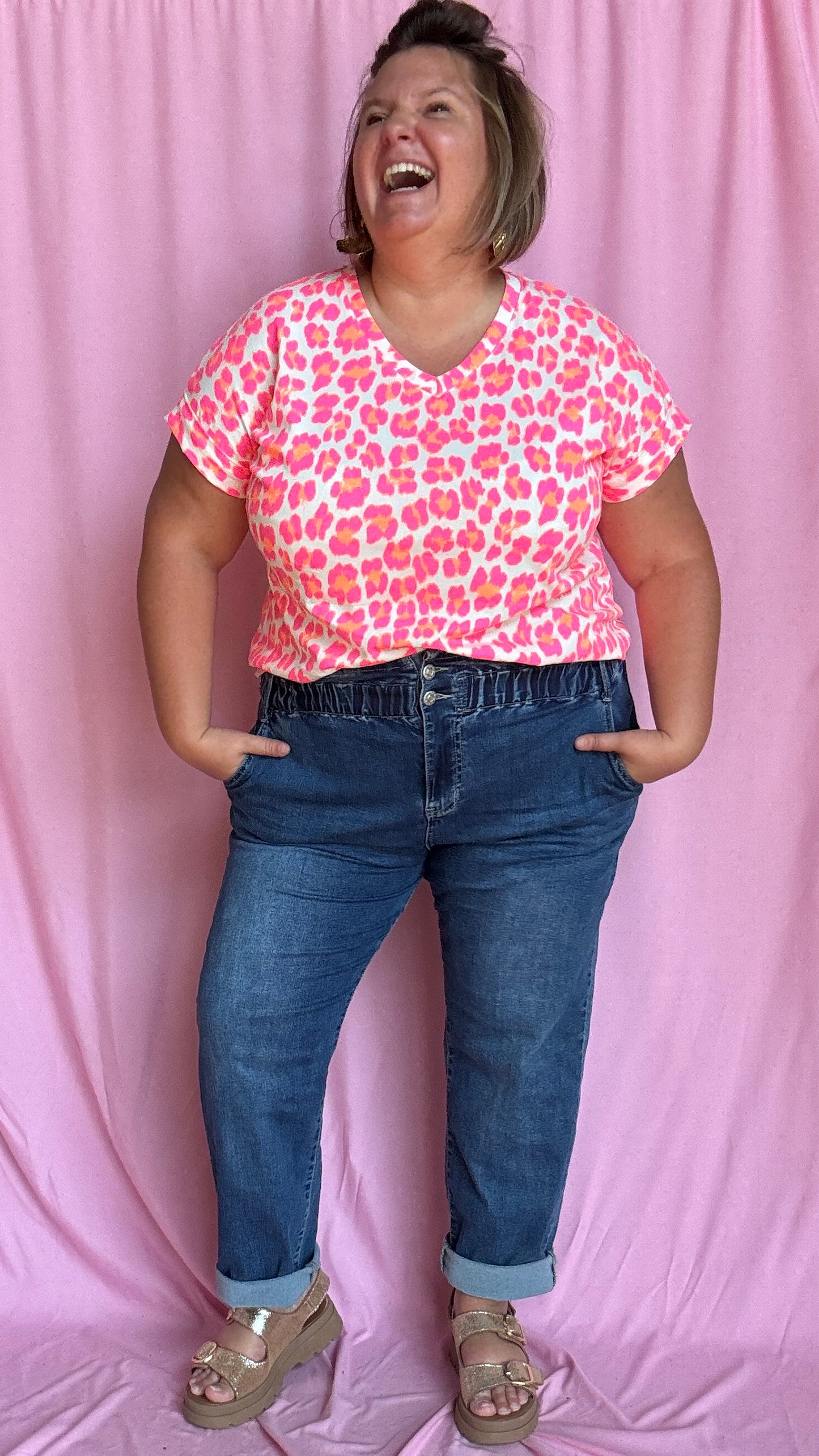 Un top grande taille audacieux,motifs léopard rose fluo et blanc fun et ultra confortable pour égayer tes journées et tes looks