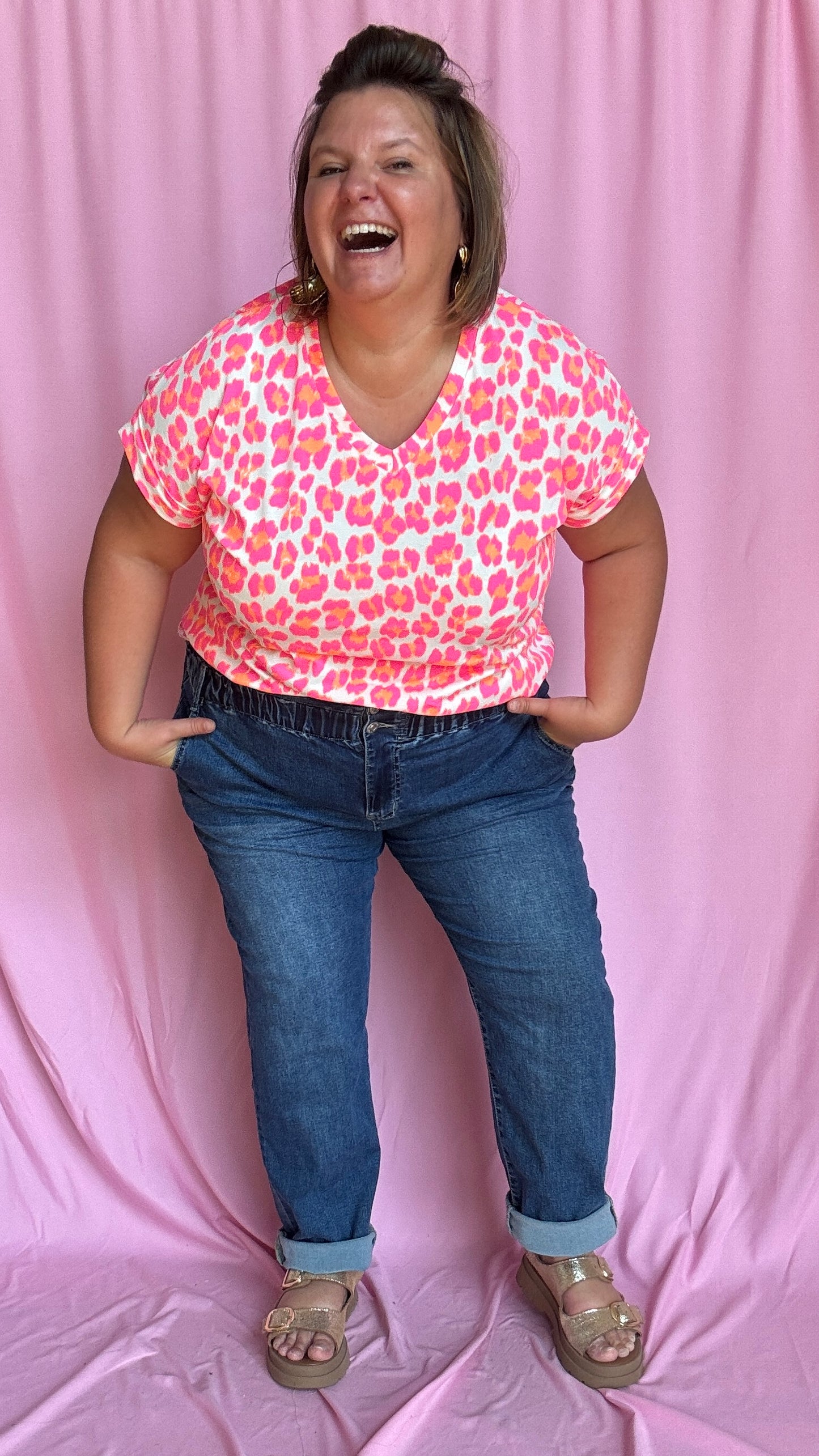 Un top grande taille audacieux,motifs léopard rose fluo et blanc fun et ultra confortable pour égayer tes journées et tes looks