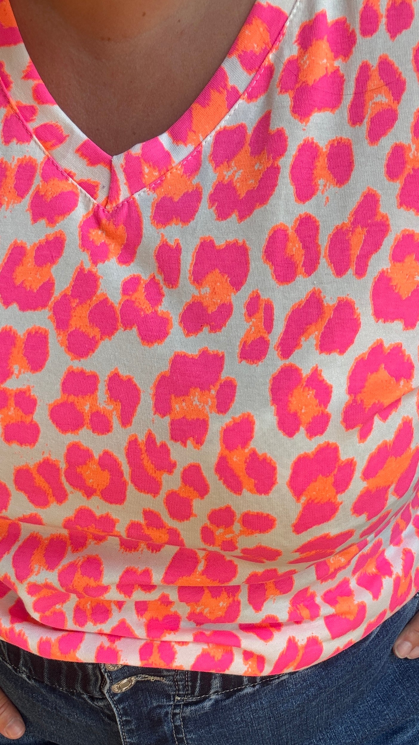 Un top grande taille audacieux,motifs léopard rose fluo et blanc fun et ultra confortable pour égayer tes journées et tes looks