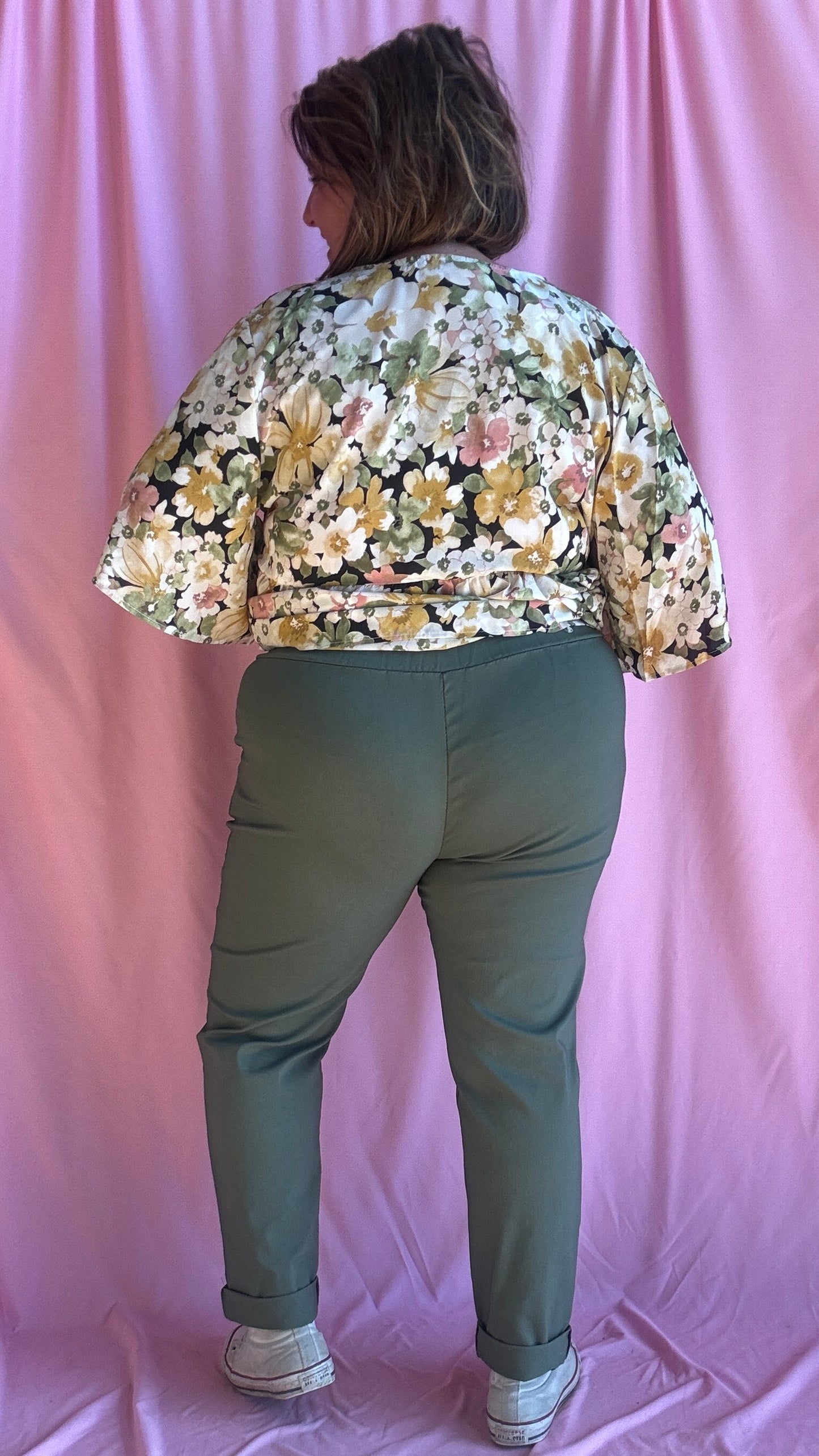 Laissez-vous séduire par ce top grande taille fleuri kaki et moutarde aussi fluide que flatteur, parfait pour les beaux jours et toutes les occasions avec son décolleté cache-cœur.