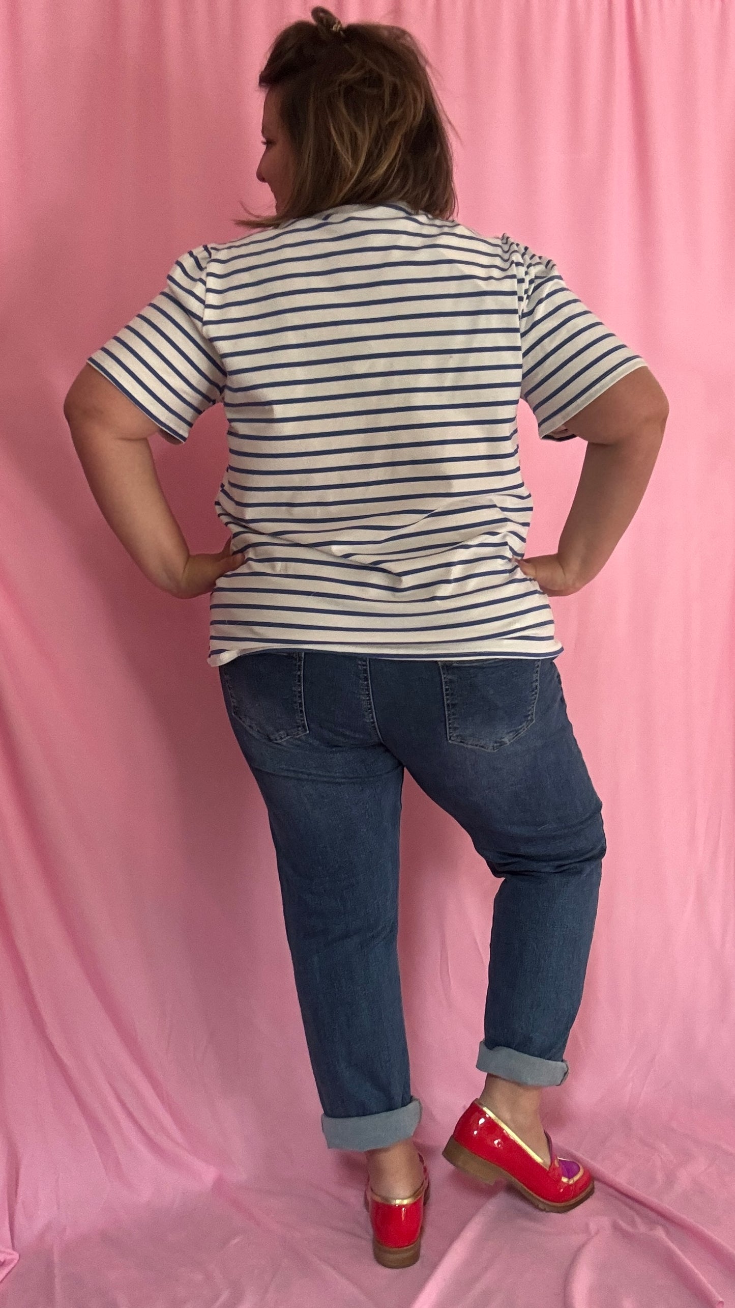 Ce top grande taille à manches courtes adopte l’allure intemporelle de la marinière bleu marine et blanche, rehaussée par de jolis boutons dorés
