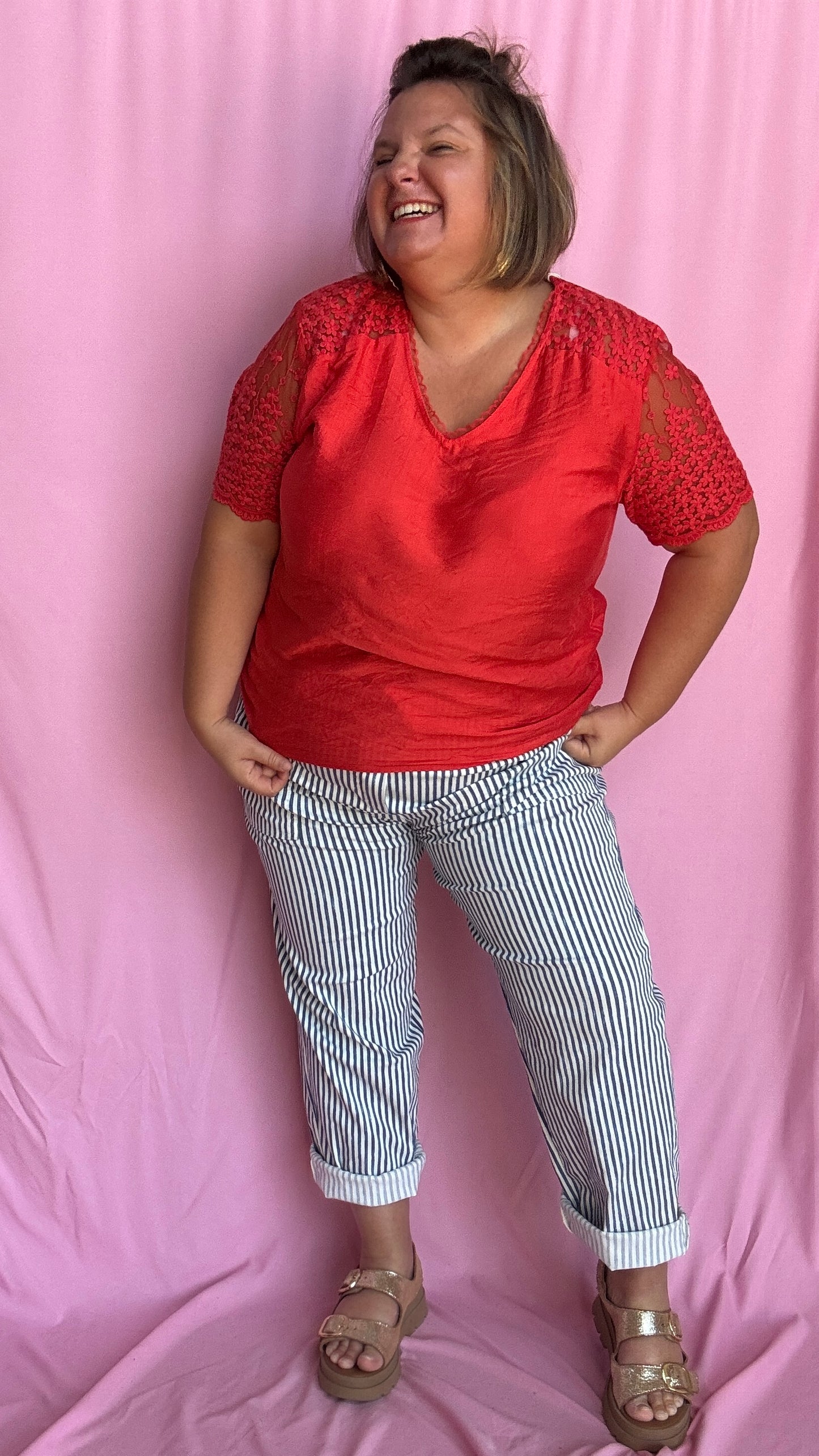 Un top grande taille rouge à la fois élégant, original et facile à porter avec broderie en transparence bras et dos.