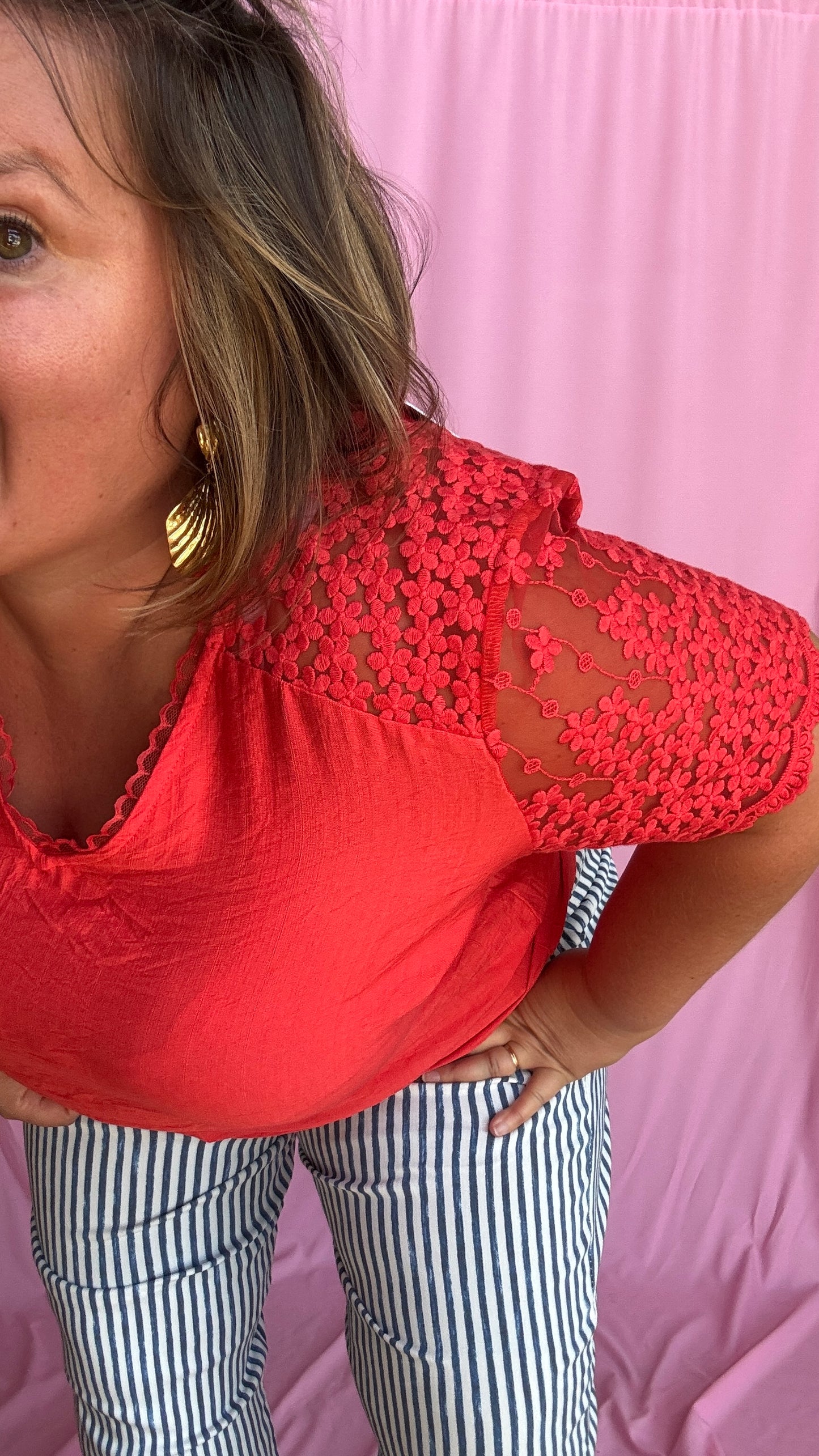 Un top grande taille rouge à la fois élégant, original et facile à porter avec broderie en transparence bras et dos.