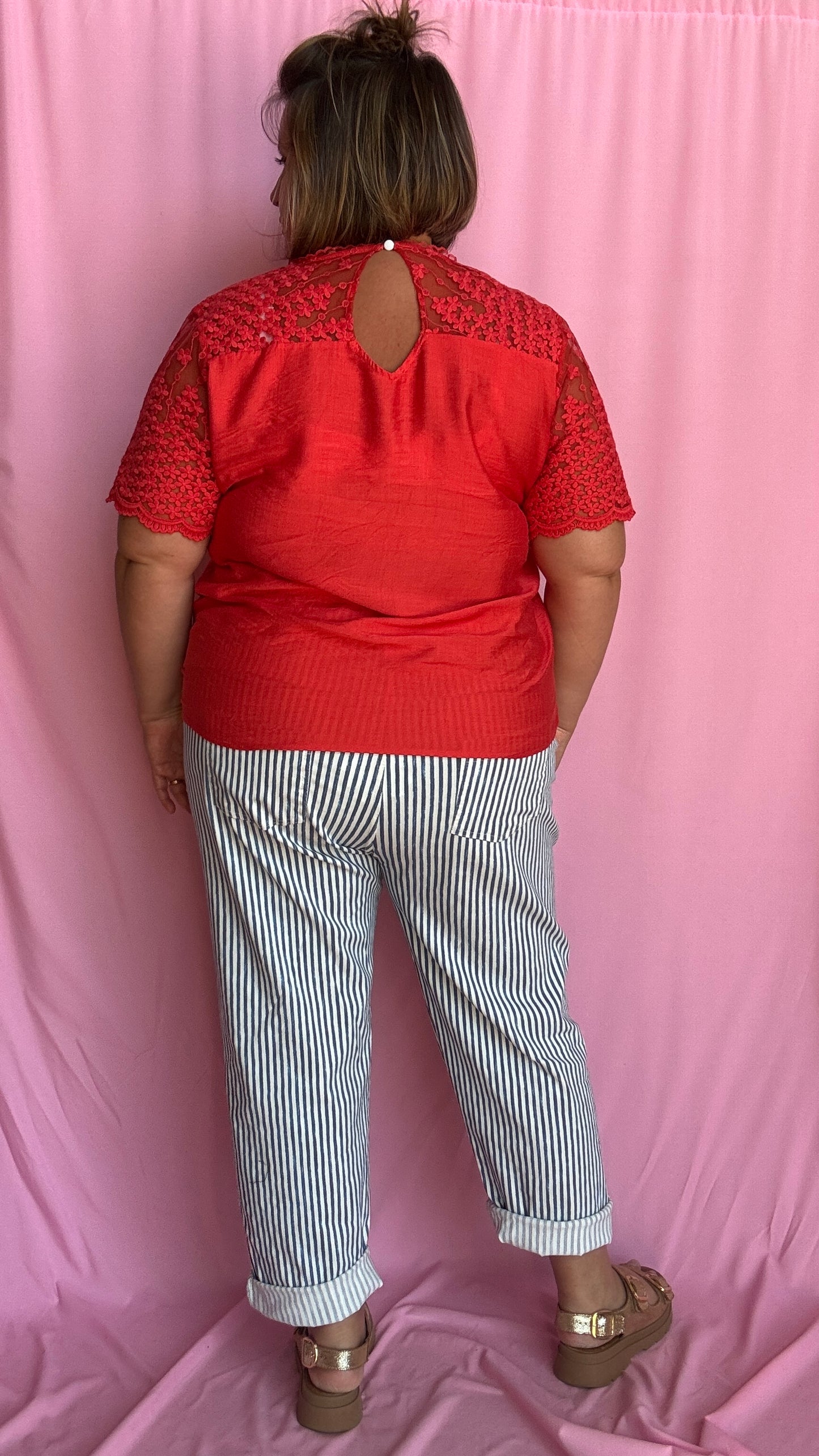 Un top grande taille rouge à la fois élégant, original et facile à porter avec broderie en transparence bras et dos.