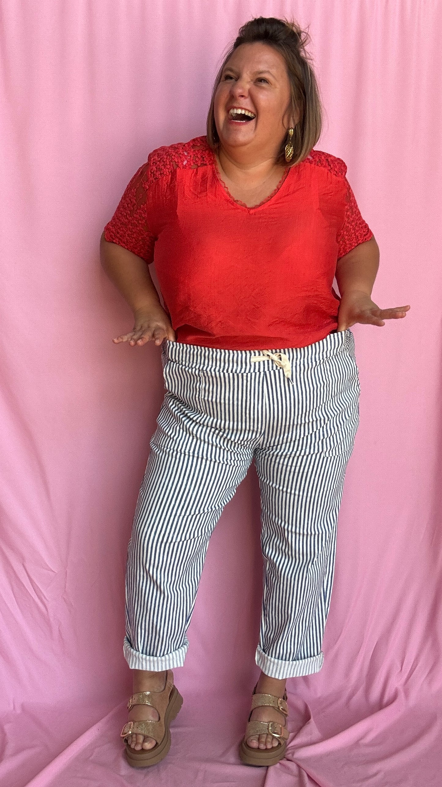 Un top grande taille rouge à la fois élégant, original et facile à porter avec broderie en transparence bras et dos.