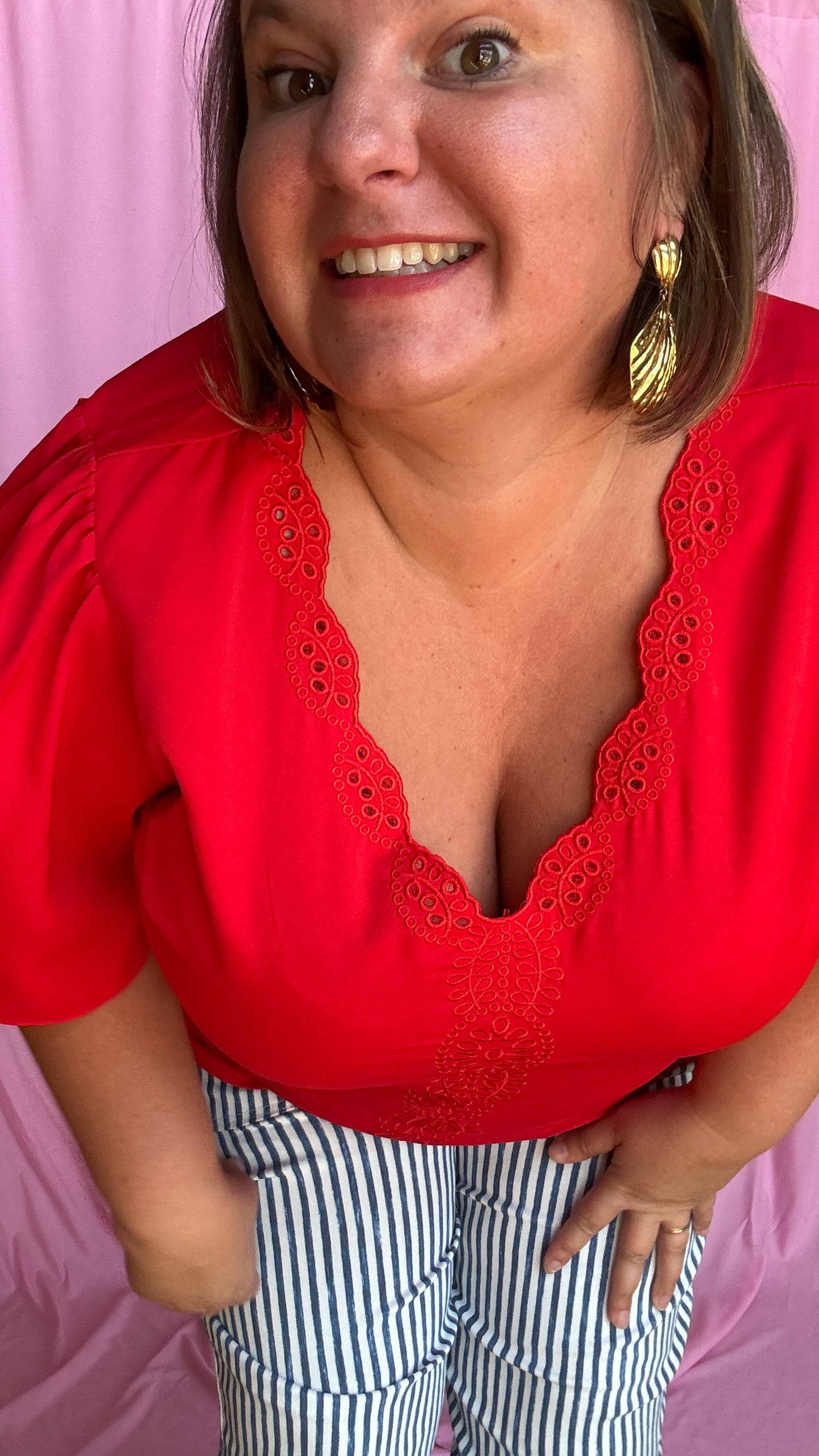 Un top grande taille au coloris rouge éclatant pour illuminer tes tenues et te faire rayonner !