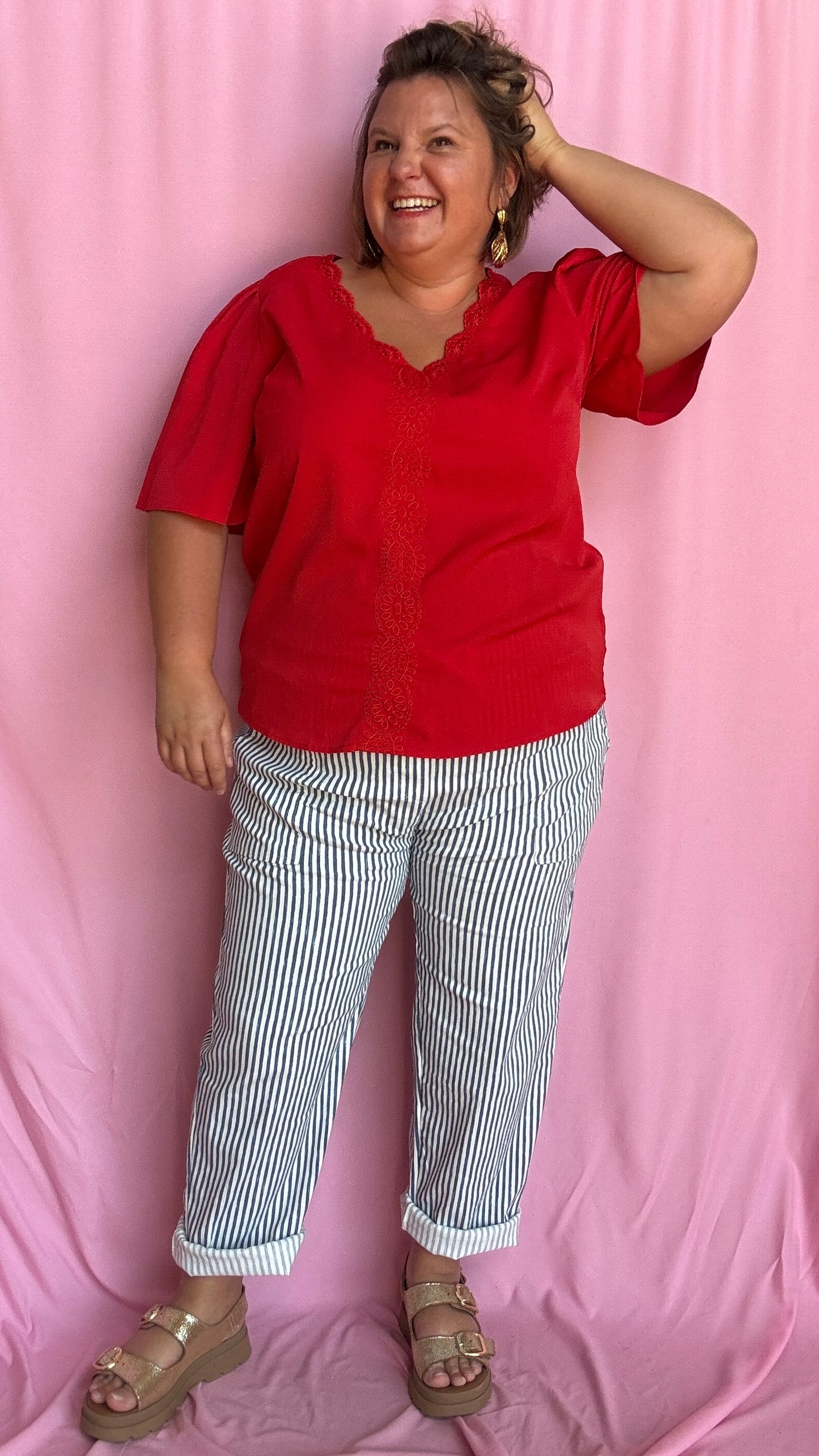 Un top grande taille au coloris rouge éclatant pour illuminer tes tenues et te faire rayonner !