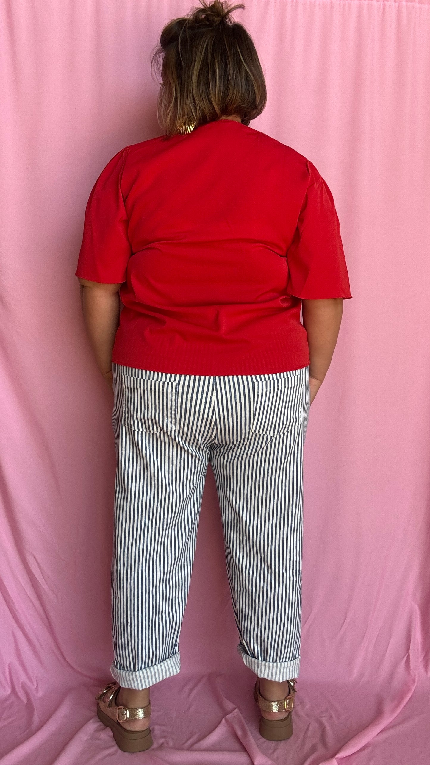 Un top grande taille au coloris rouge éclatant pour illuminer tes tenues et te faire rayonner !