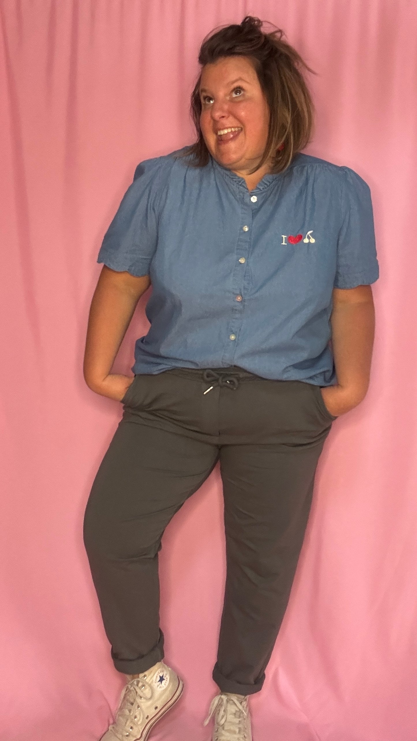Un top/blouse grande taille 100% coton à la fois confortable, original et très agréable à porter ! Sa couleur bleu jean clair s’accorde facilement à toutes vos tenues