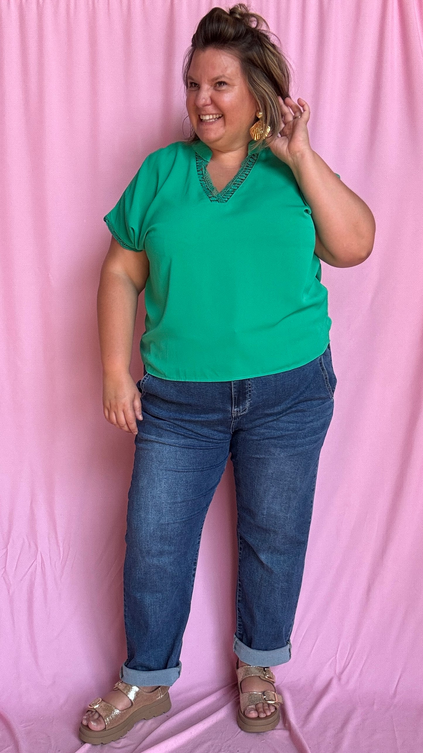 Un top grande taille à la couleur verte intense et vibrante qu’on adore porter pour mettre du peps dans son quotidien
