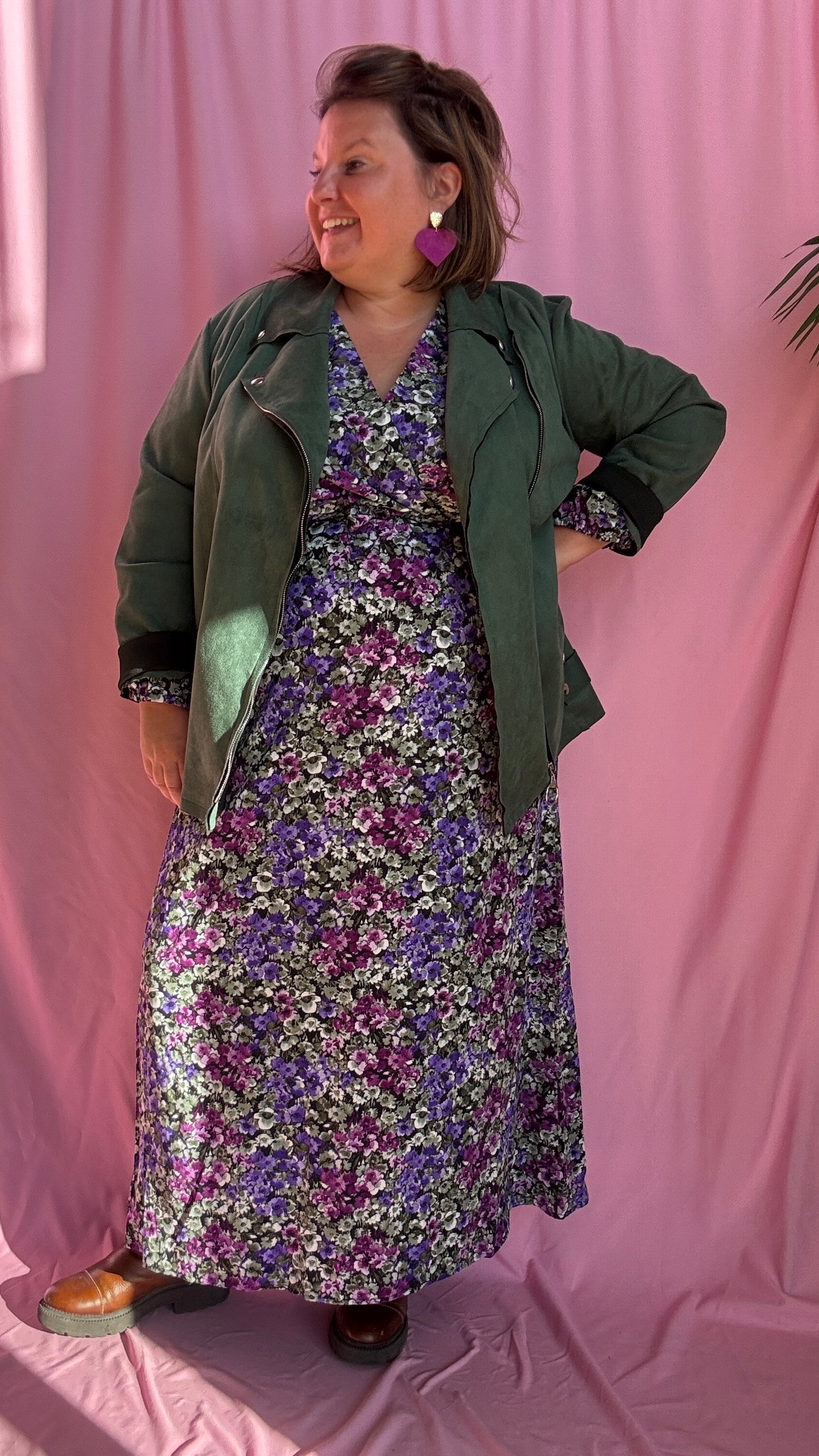 Cette veste perfecto grande taille verte sinpin est l'équilibre parfait entre confort, style et audace, idéale pour sublimer vos looks du quotidien ou au bureau.