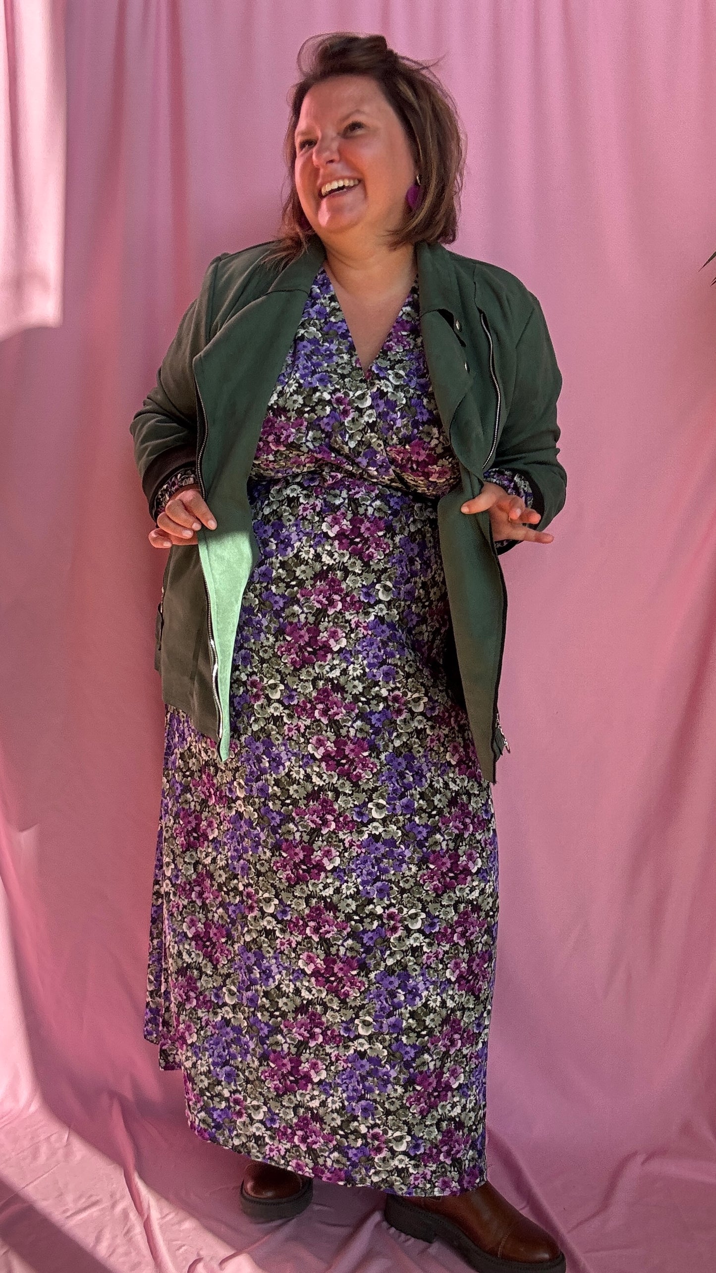 Cette veste perfecto grande taille verte sinpin est l'équilibre parfait entre confort, style et audace, idéale pour sublimer vos looks du quotidien ou au bureau.