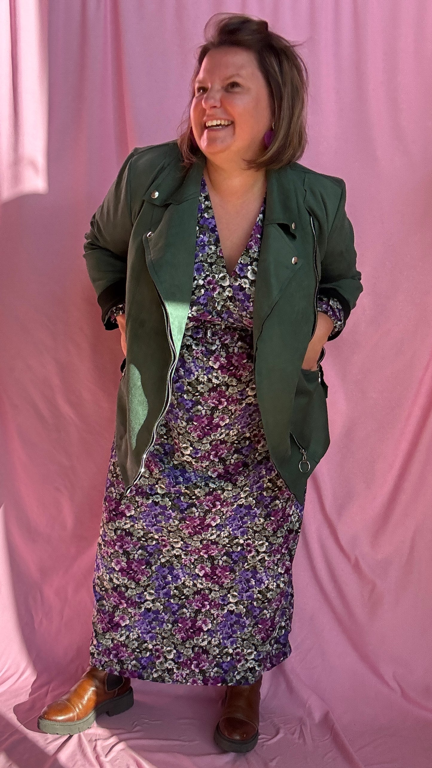 Cette veste perfecto grande taille verte sinpin est l'équilibre parfait entre confort, style et audace, idéale pour sublimer vos looks du quotidien ou au bureau.