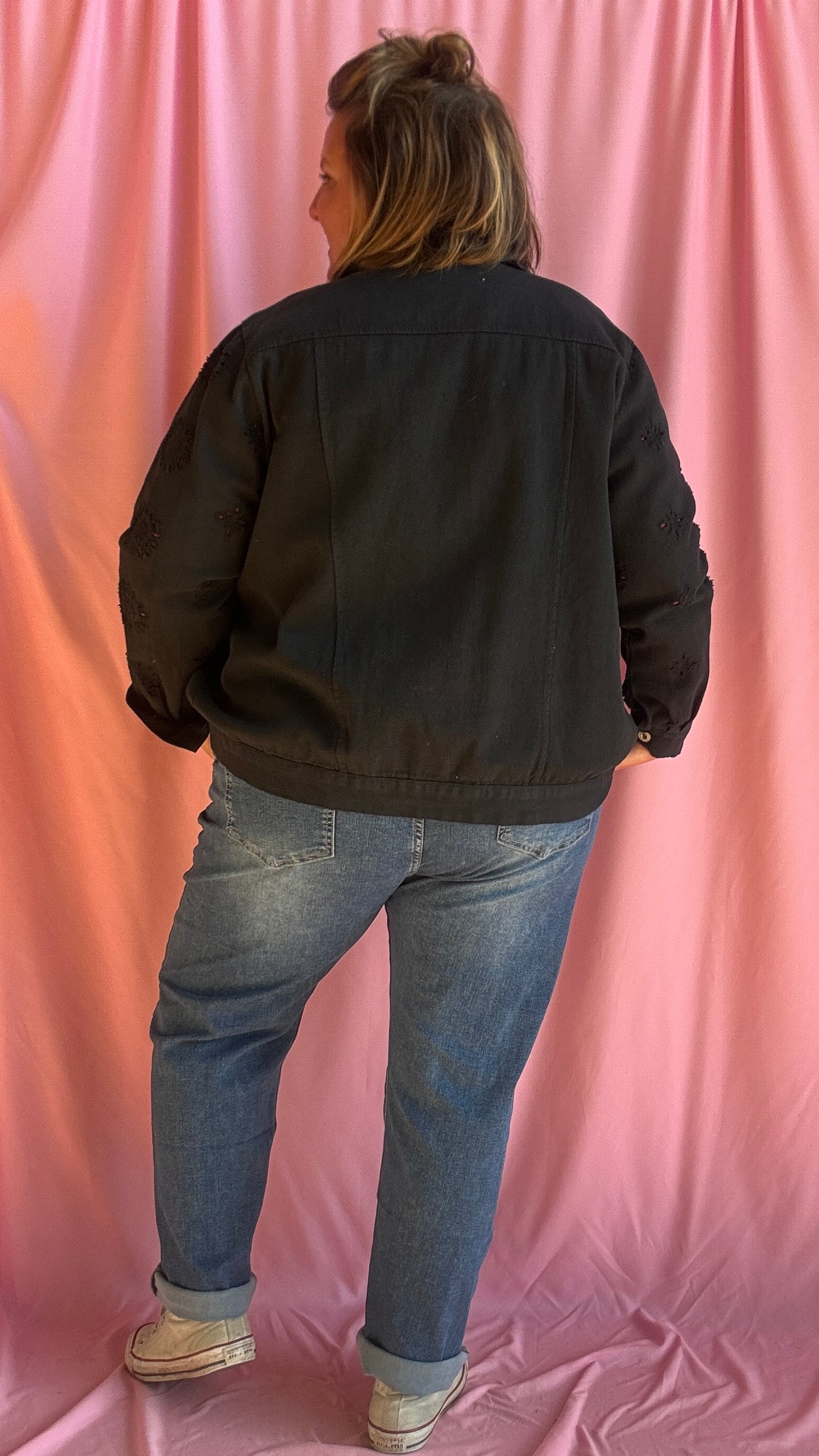 Adoptez un look tendance et affirmé avec cette superbe veste en jean grande taille noir aux détails ajourés.