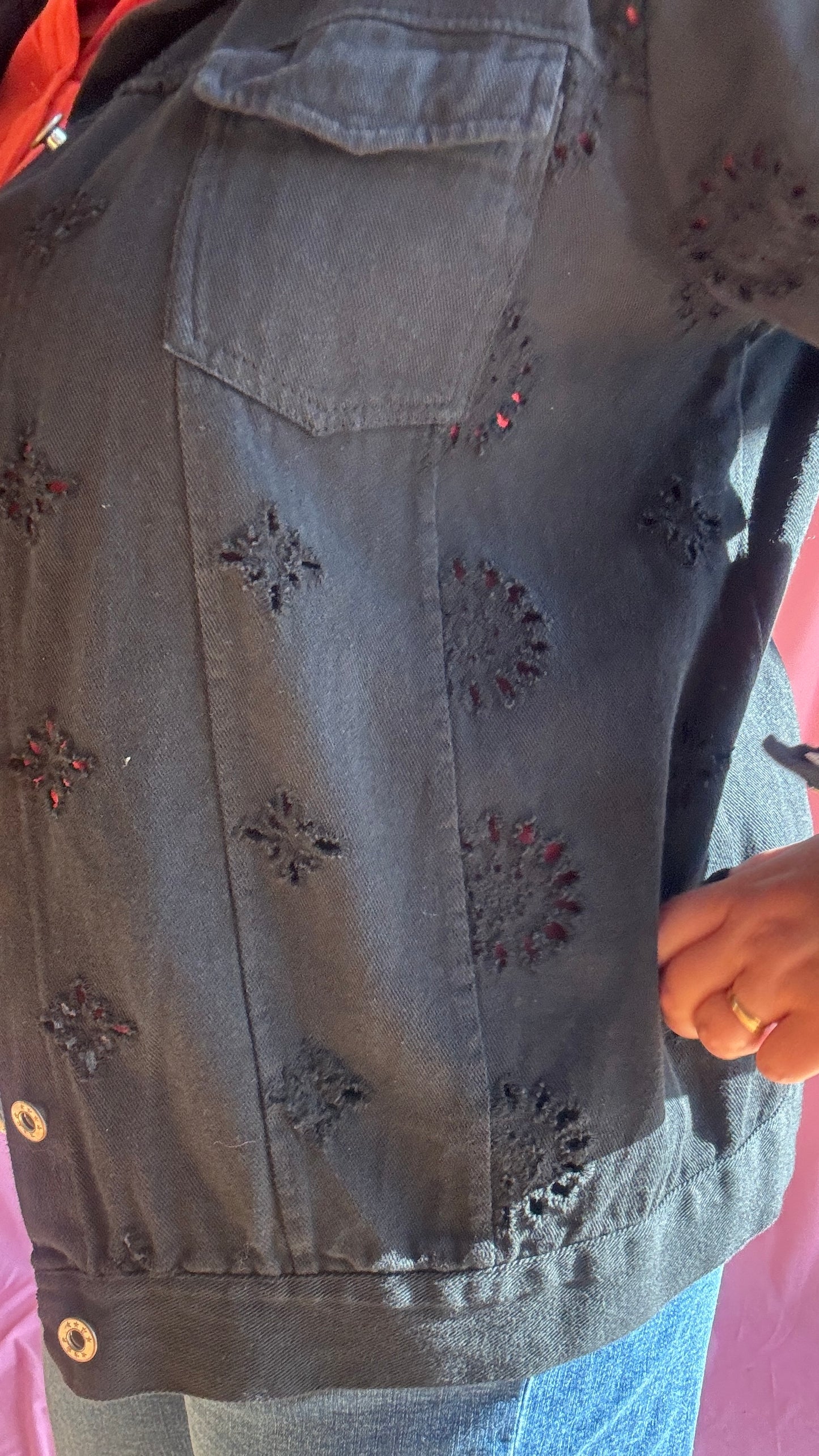 Adoptez un look tendance et affirmé avec cette superbe veste en jean grande taille noir aux détails ajourés.