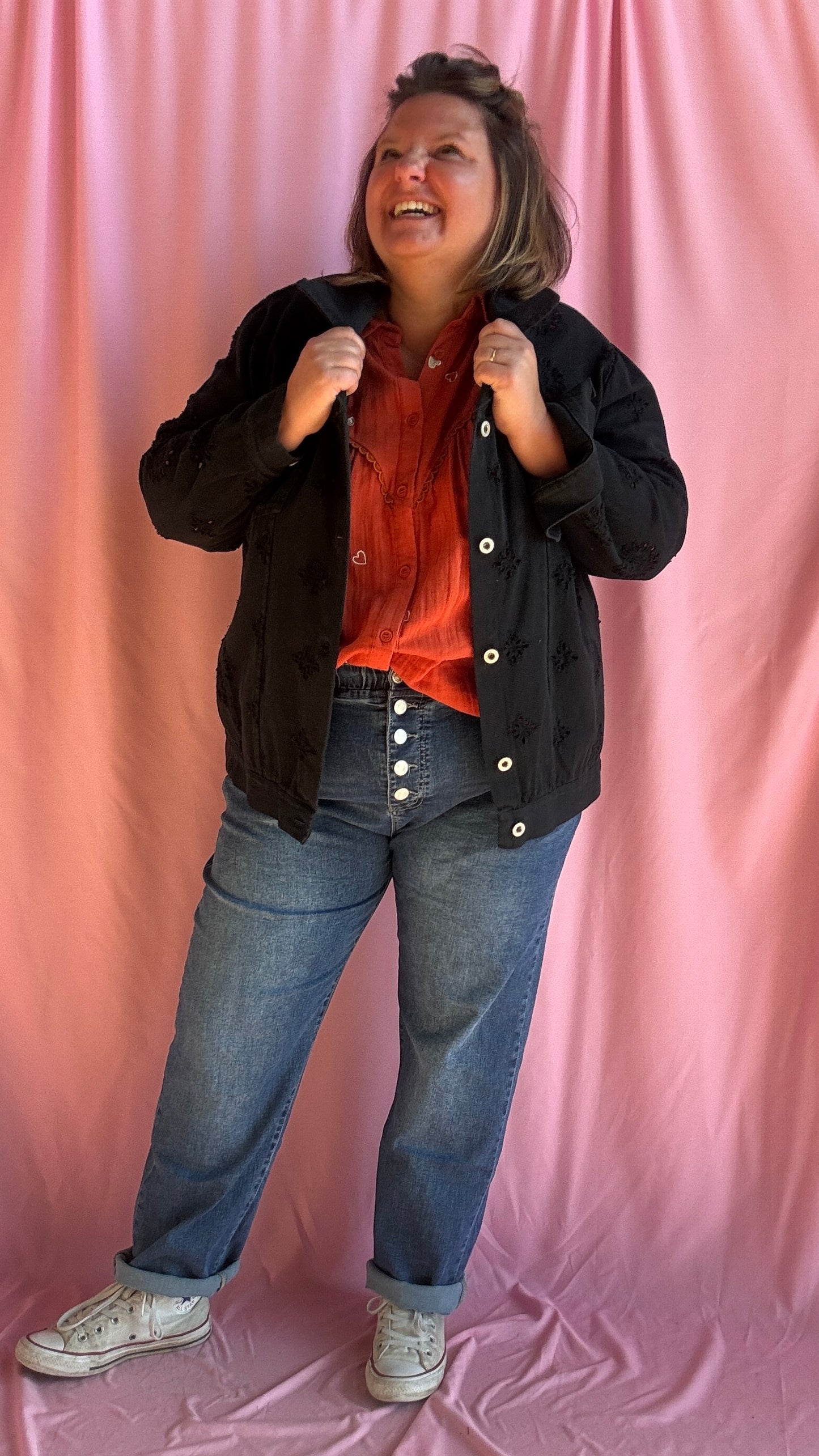 Adoptez un look tendance et affirmé avec cette superbe veste en jean grande taille noir aux détails ajourés.
