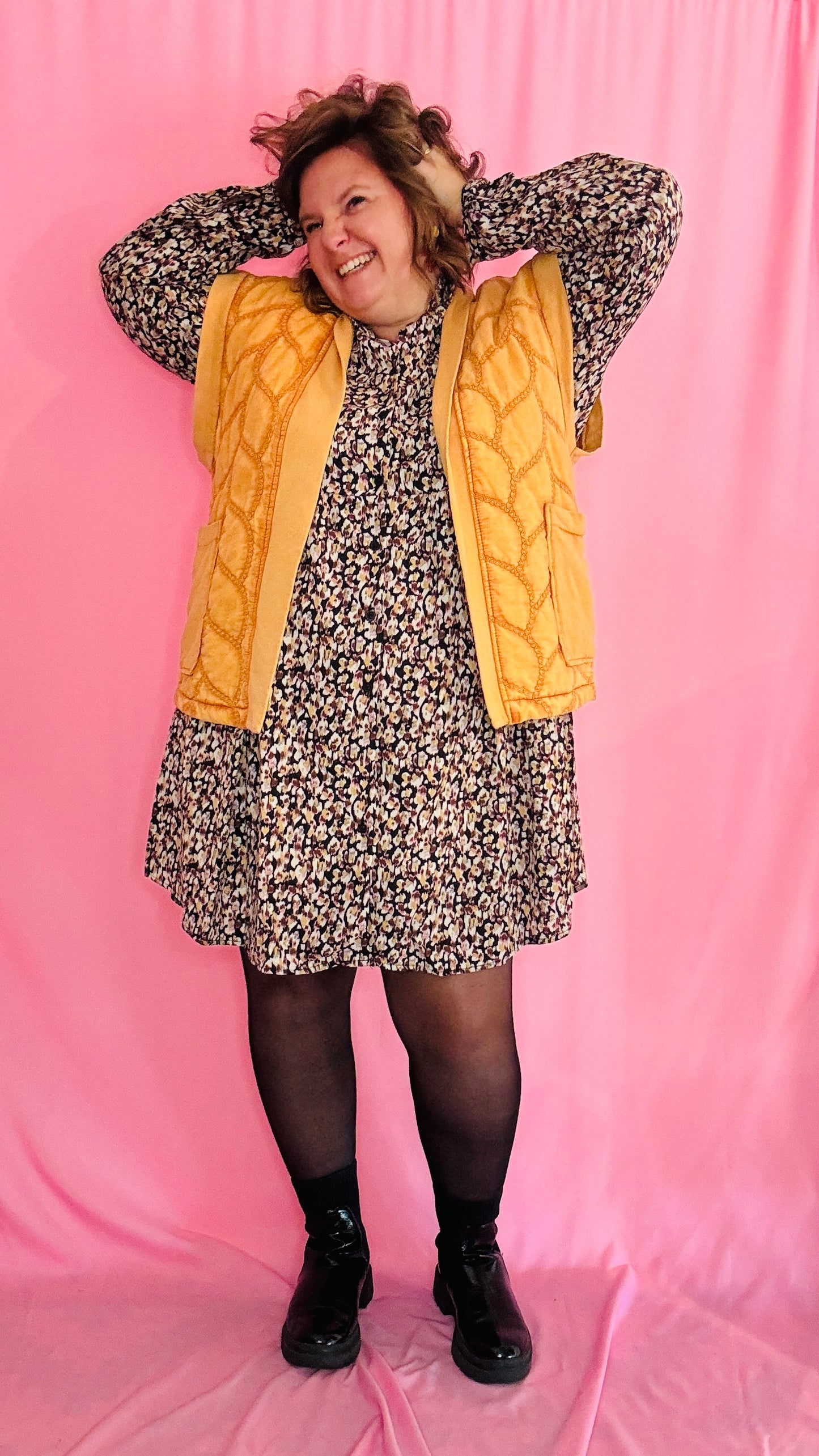 Cette veste sans manche matelassée orange est parfaite pour les amatrices de looks colorés et créatifs, qui souhaitent ajouter une touche d’originalité et de chaleur à leur quotidien.