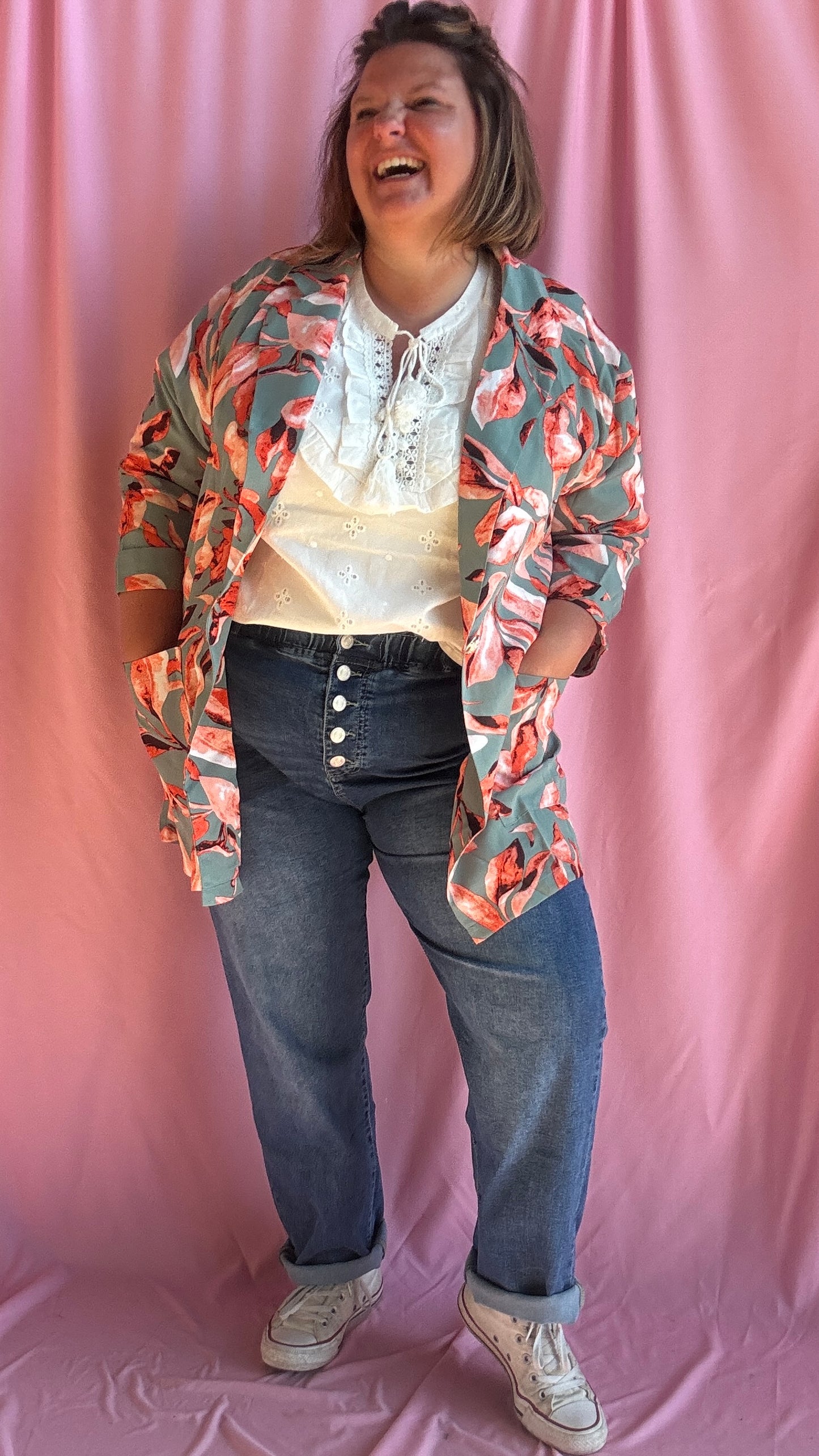 Faites souffler un vent de fraîcheur et de peps sur votre dressing avec cette superbe veste blazer grande taille vert d'eau ornée de motifs feuilles tropicales rose et orangé.