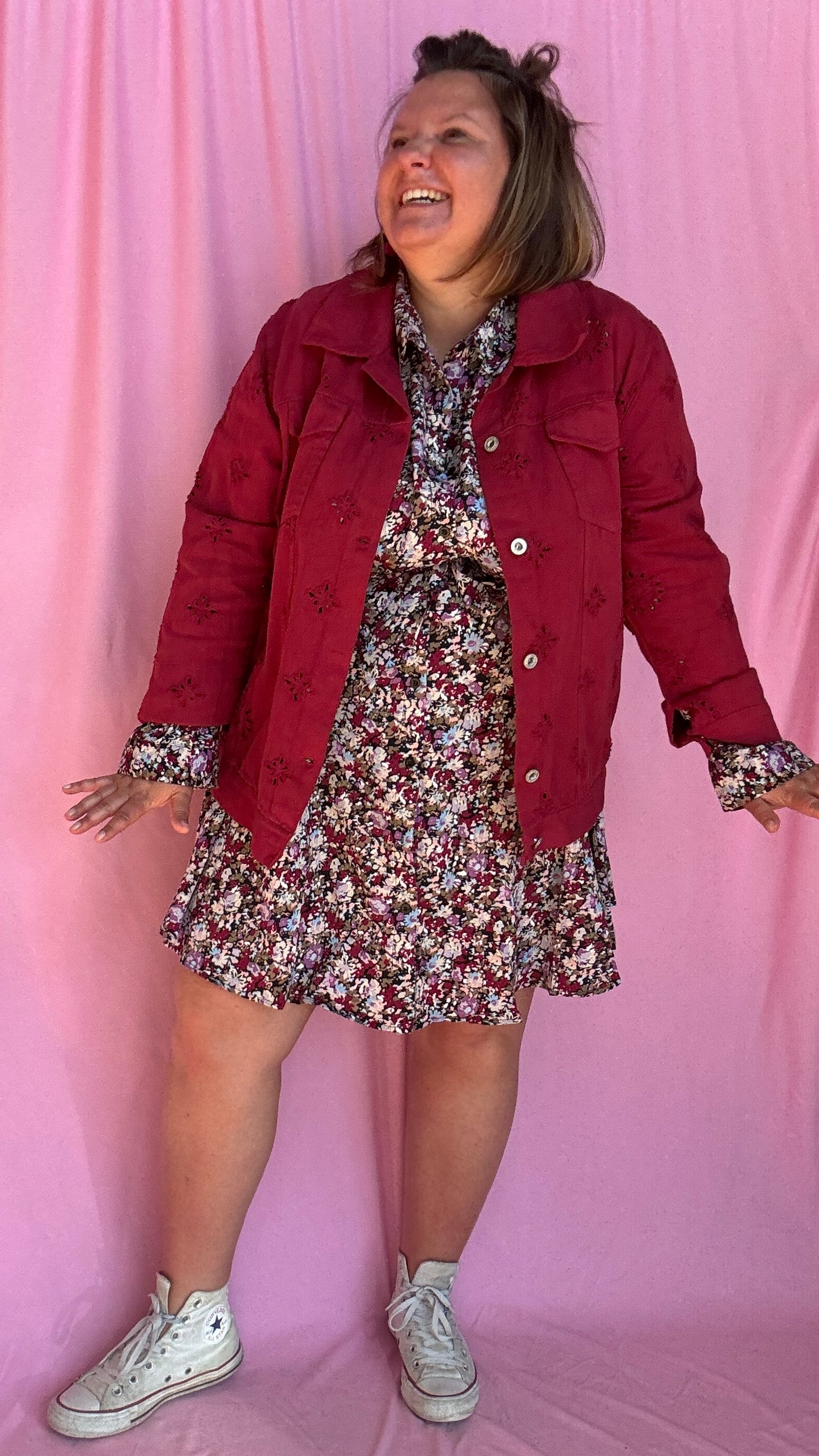 Adoptez un look tendance et affirmé avec cette superbe veste en jean grande taille bordeaux aux détails ajourés.