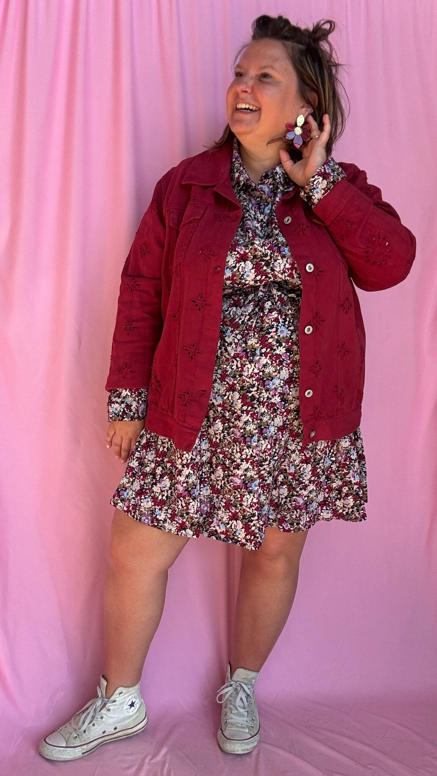 Adoptez un look tendance et affirmé avec cette superbe veste en jean grande taille bordeaux aux détails ajourés.