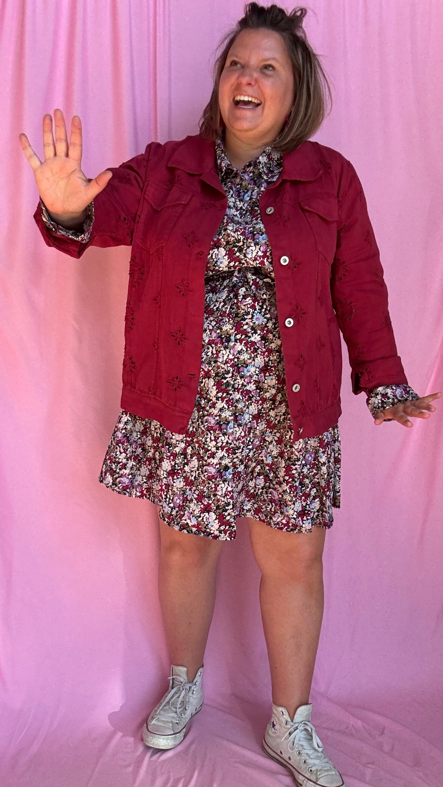 Adoptez un look tendance et affirmé avec cette superbe veste en jean grande taille bordeaux aux détails ajourés.