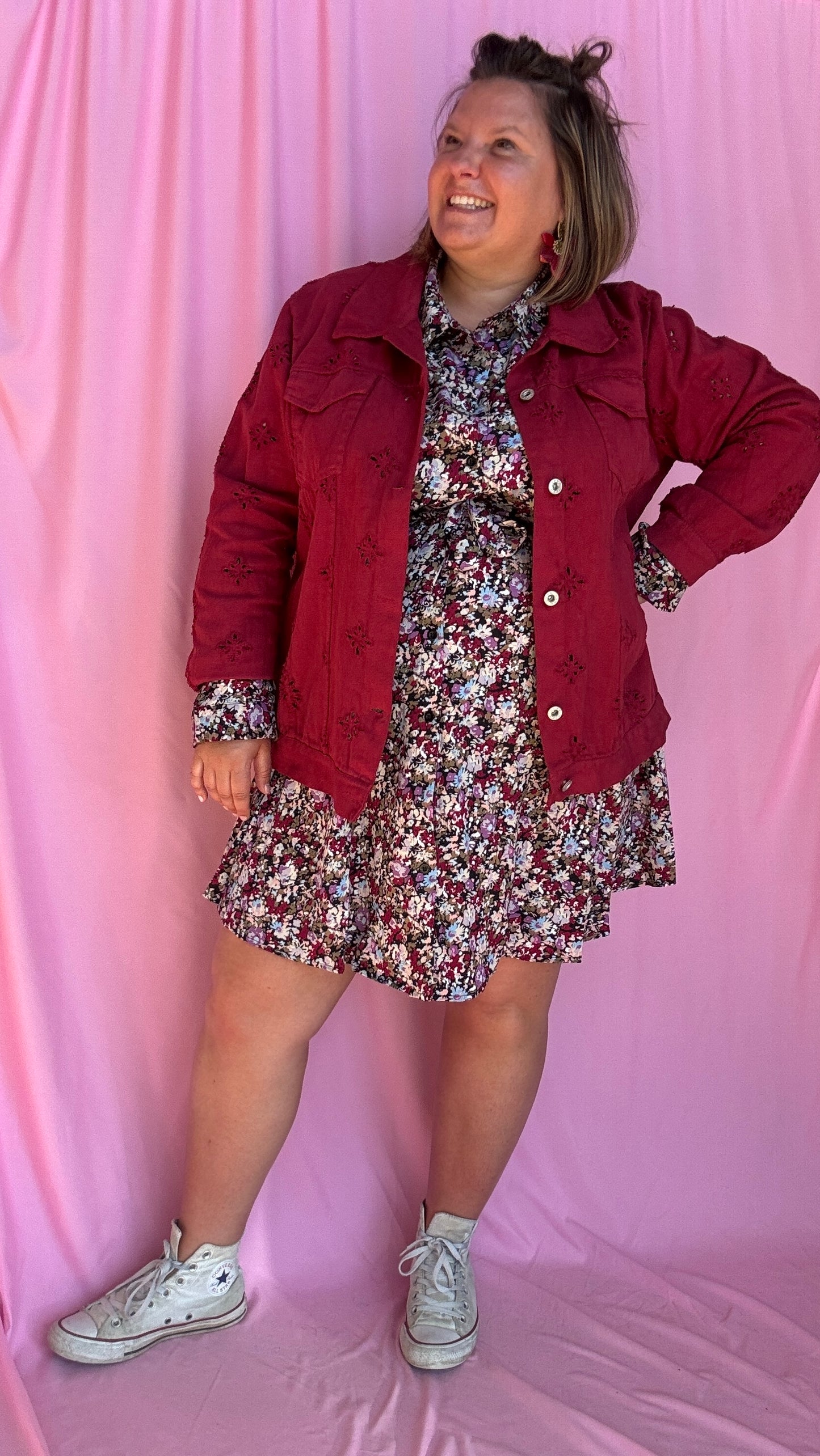 Adoptez un look tendance et affirmé avec cette superbe veste en jean grande taille bordeaux aux détails ajourés.