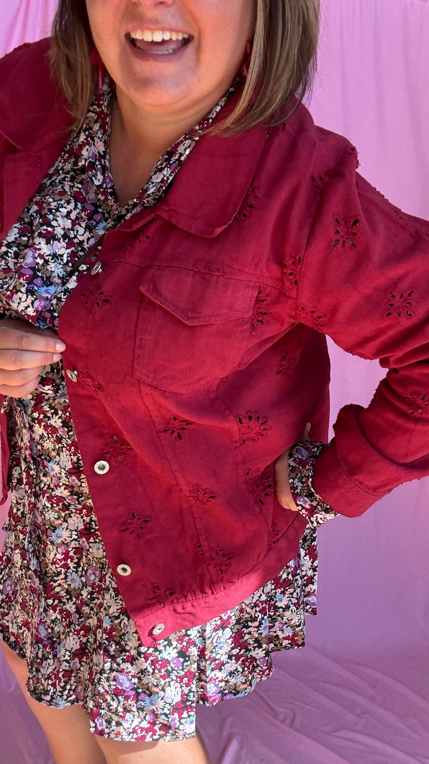 Adoptez un look tendance et affirmé avec cette superbe veste en jean grande taille bordeaux aux détails ajourés.