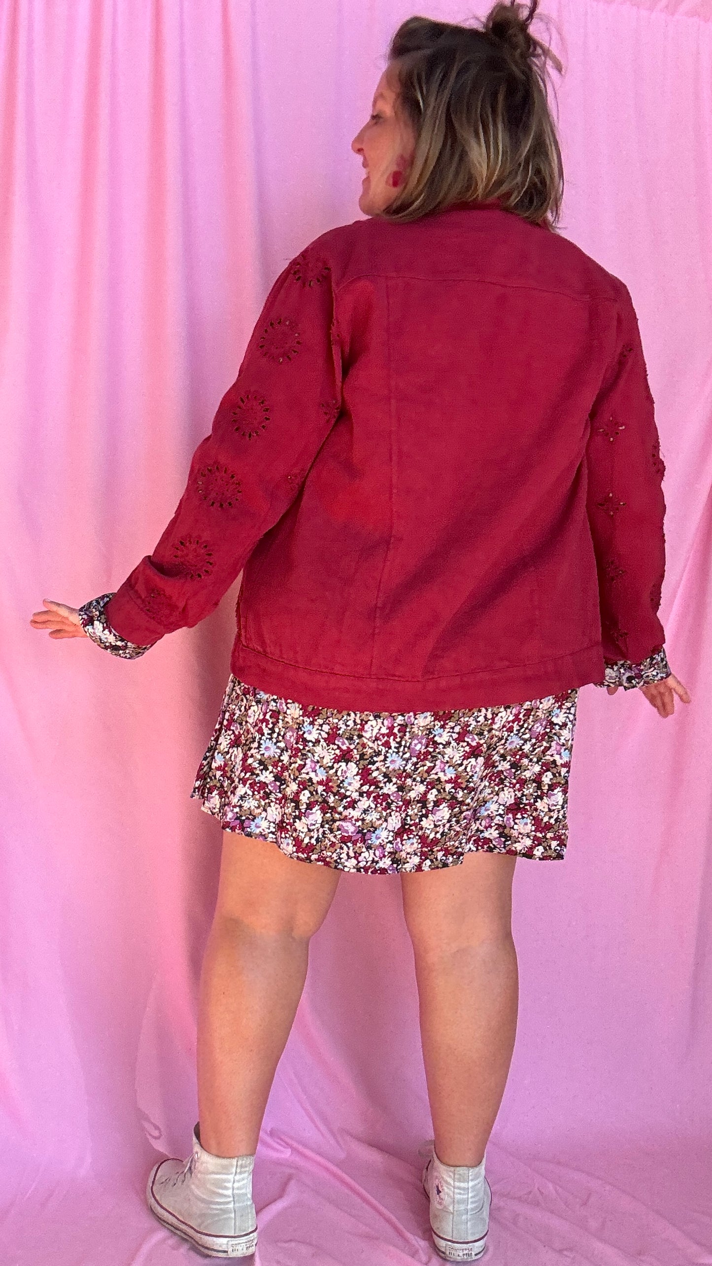 Adoptez un look tendance et affirmé avec cette superbe veste en jean grande taille bordeaux aux détails ajourés.