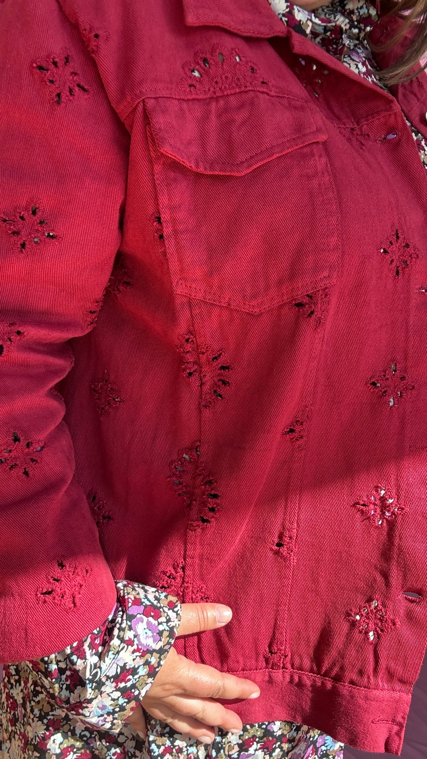Adoptez un look tendance et affirmé avec cette superbe veste en jean grande taille bordeaux aux détails ajourés.