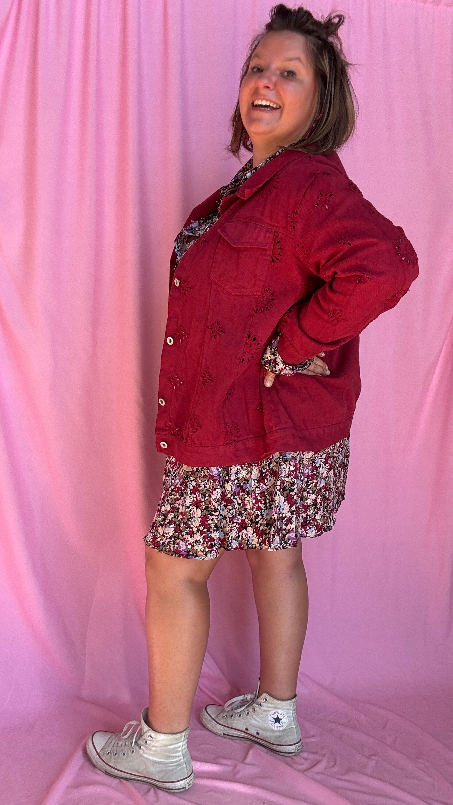 Adoptez un look tendance et affirmé avec cette superbe veste en jean grande taille bordeaux aux détails ajourés.