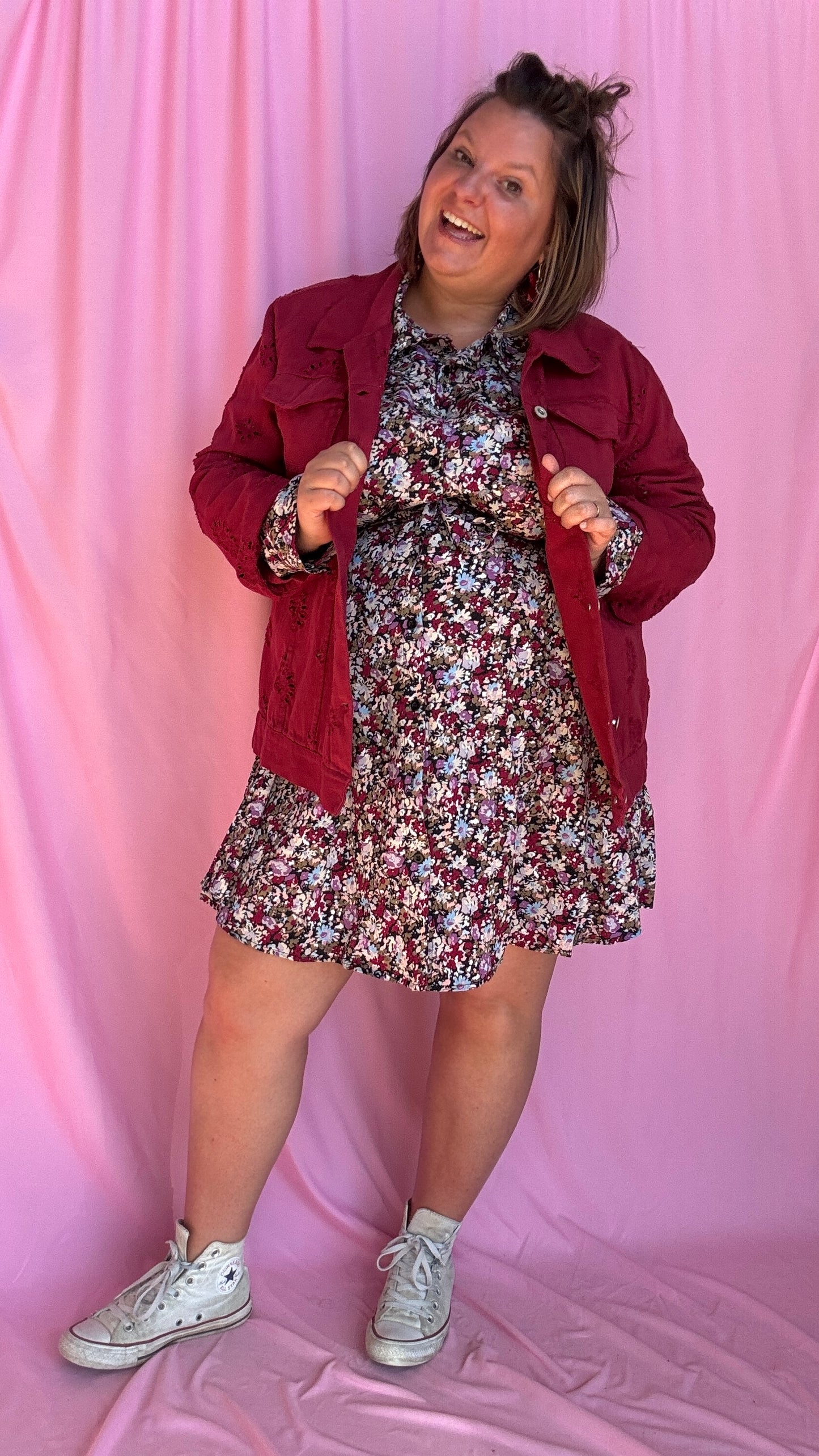 Adoptez un look tendance et affirmé avec cette superbe veste en jean grande taille bordeaux aux détails ajourés.