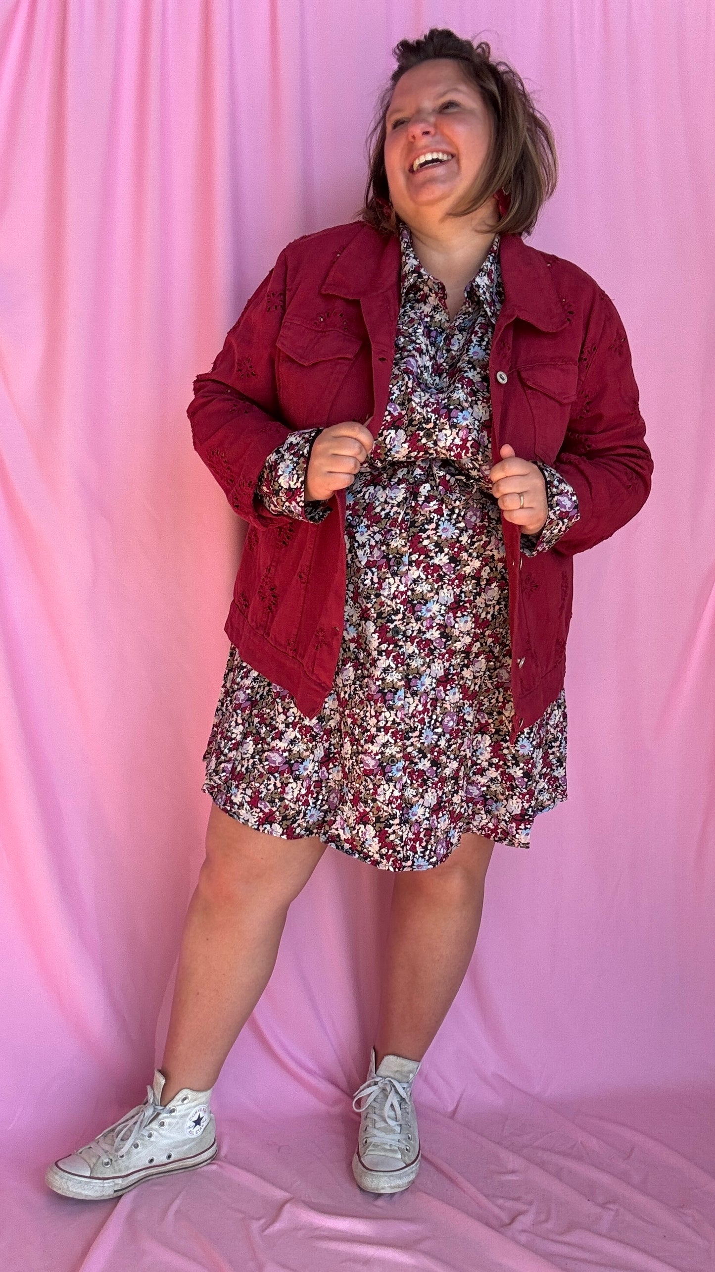 Adoptez un look tendance et affirmé avec cette superbe veste en jean grande taille bordeaux aux détails ajourés.