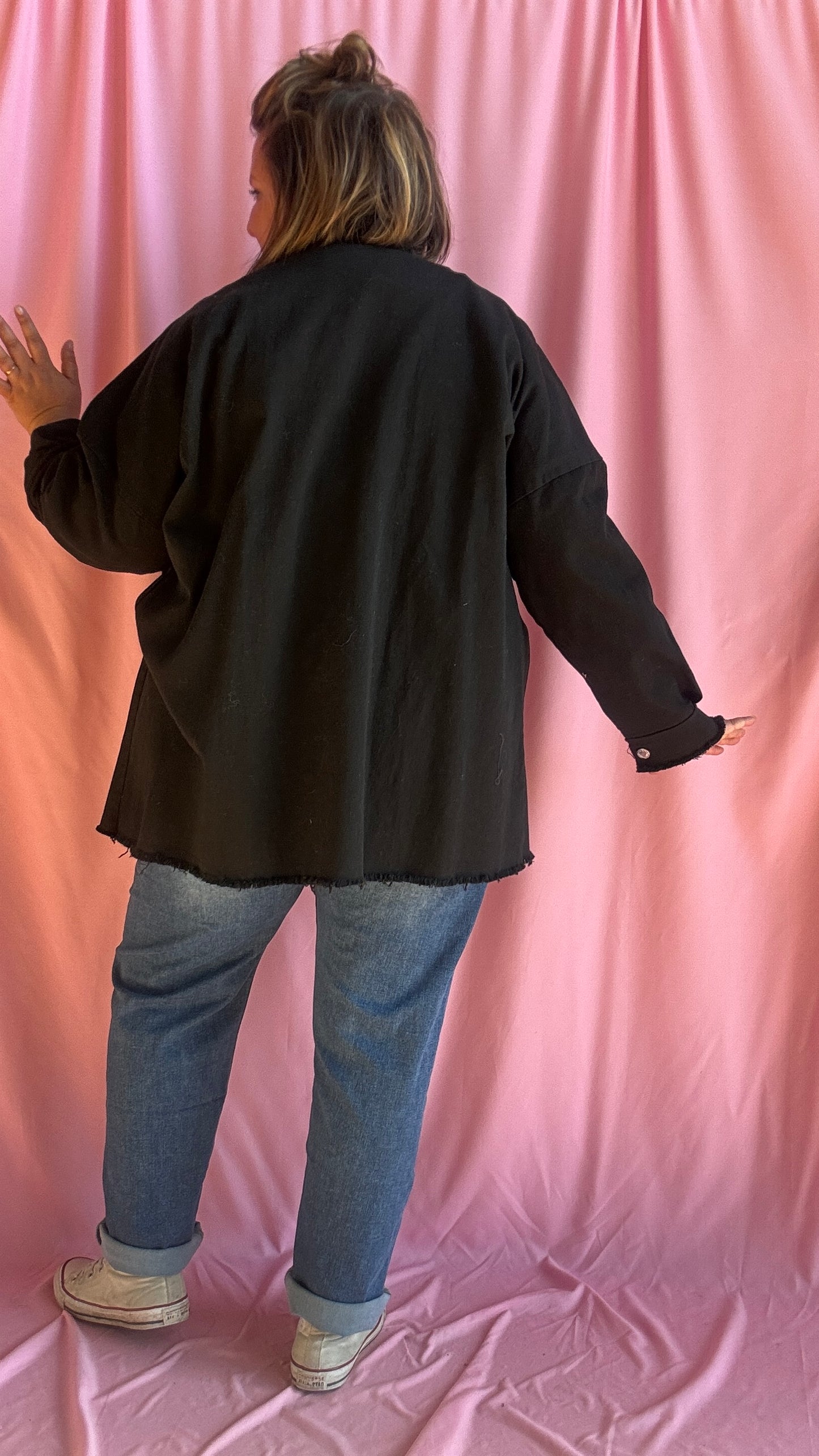 Affirme ton style avec cette veste en jean grande taille mi-longue noir légèrement oversize