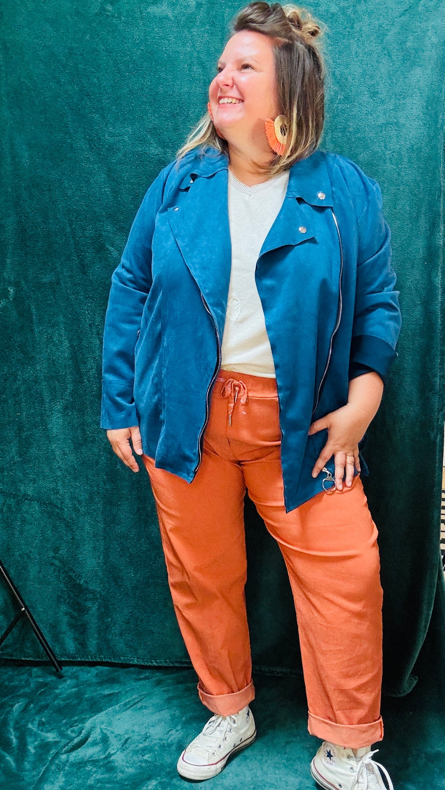 Cette veste perfecto grande taille bleu canard est l'équilibre parfait entre confort, style et audace, idéale pour sublimer vos looks du quotidien ou au bureau.