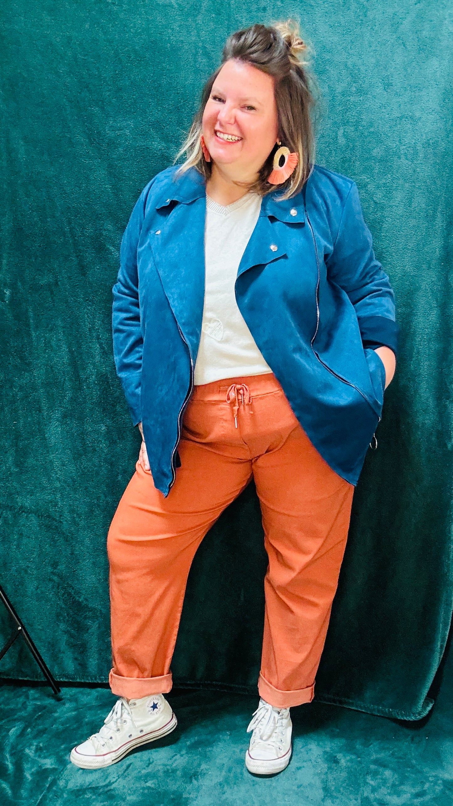 Cette veste perfecto grande taille bleu canard est l'équilibre parfait entre confort, style et audace, idéale pour sublimer vos looks du quotidien ou au bureau.