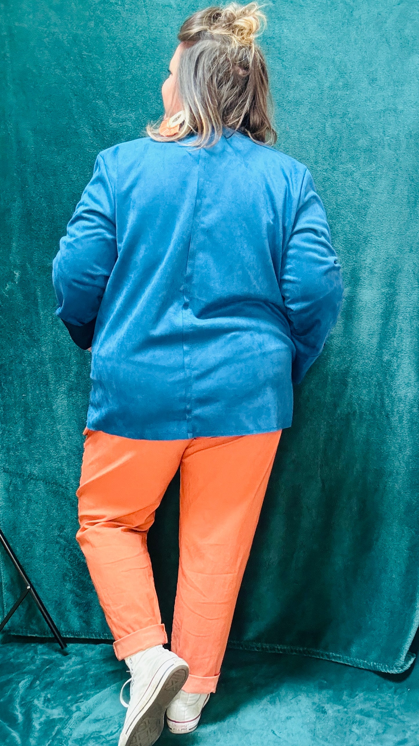 Cette veste perfecto grande taille bleu canard est l'équilibre parfait entre confort, style et audace, idéale pour sublimer vos looks du quotidien ou au bureau.