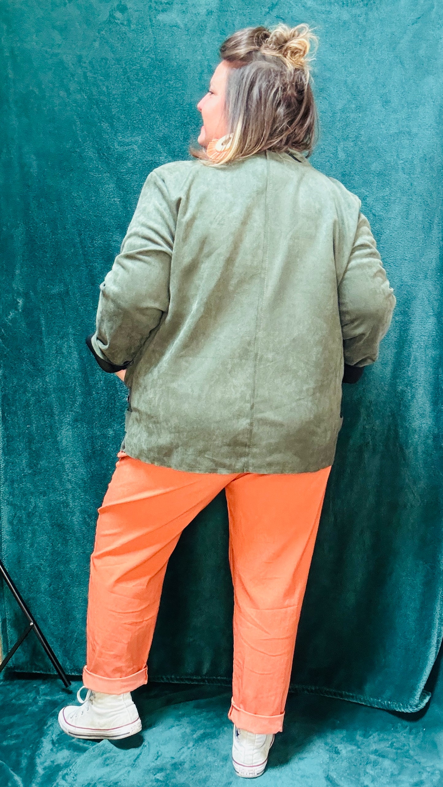Cette veste perfecto grande taille verte kaki est l'équilibre parfait entre confort, style et audace, idéale pour sublimer vos looks du quotidien ou au bureau.
