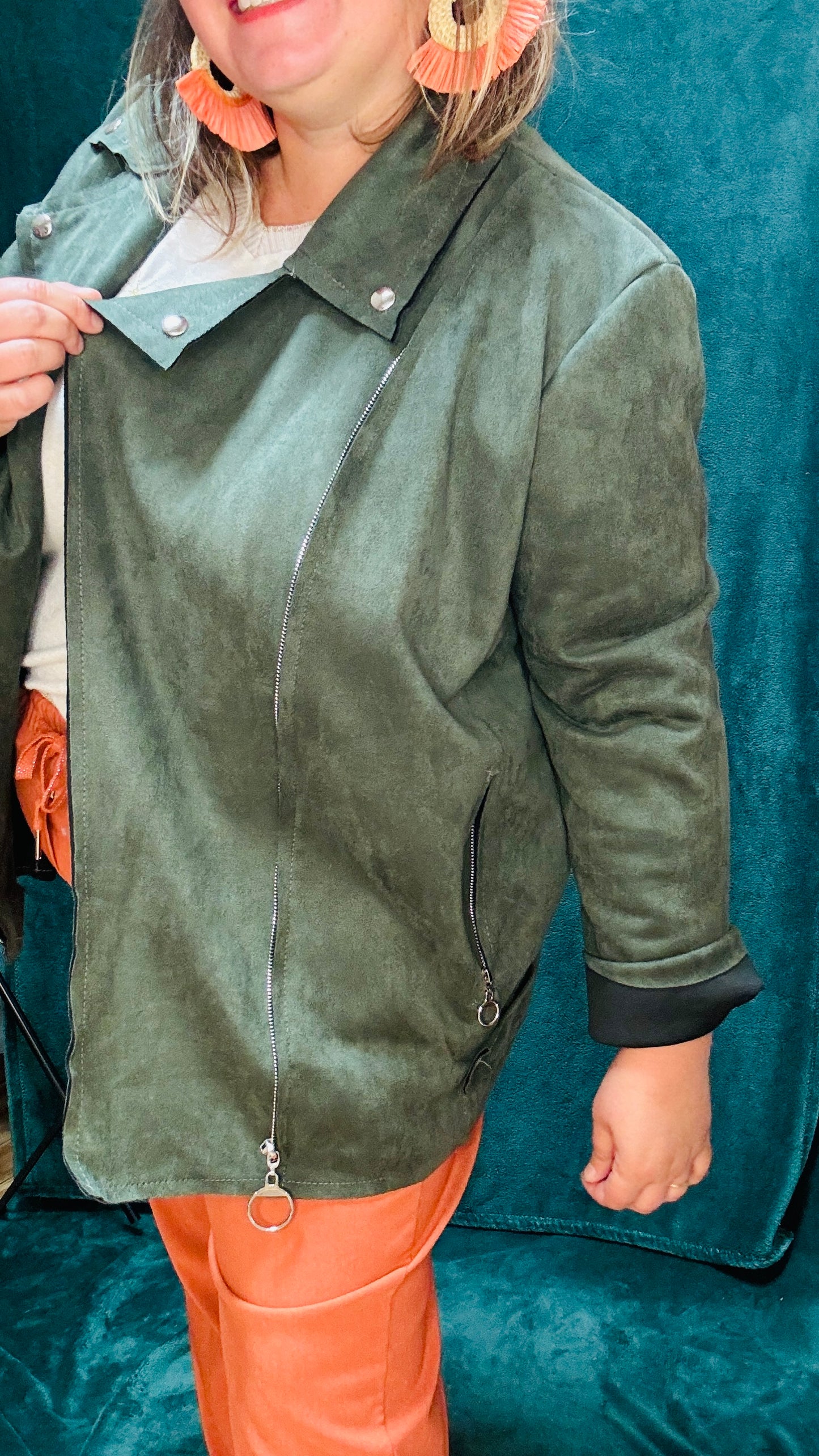 Cette veste perfecto grande taille verte kaki est l'équilibre parfait entre confort, style et audace, idéale pour sublimer vos looks du quotidien ou au bureau.