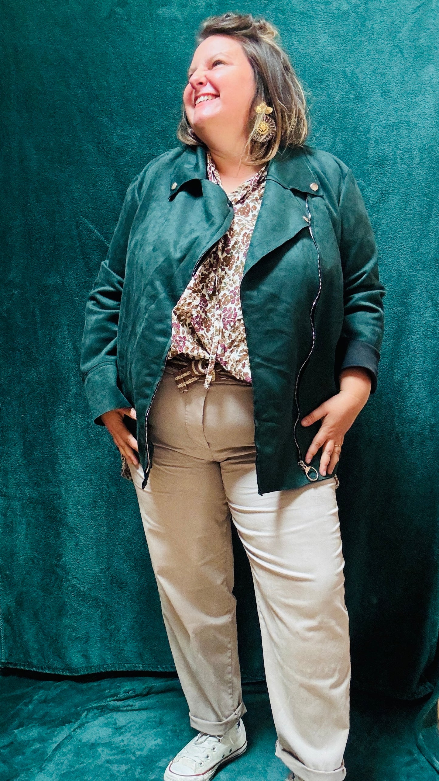 Cette veste perfecto grande taille verte sapin est l'équilibre parfait entre confort, style et audace, idéale pour sublimer vos looks du quotidien ou au bureau.