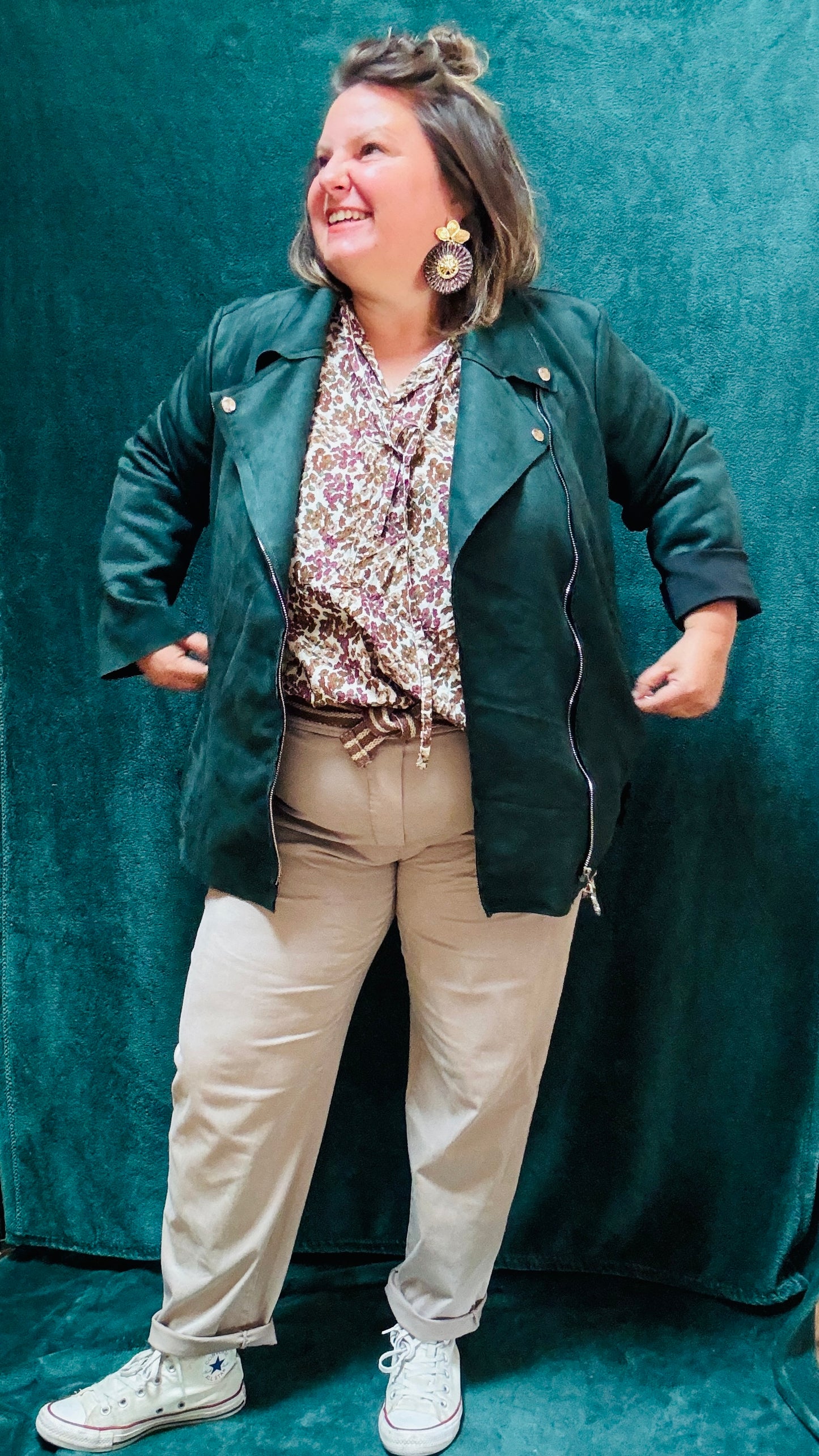 Cette veste perfecto grande taille verte sapin est l'équilibre parfait entre confort, style et audace, idéale pour sublimer vos looks du quotidien ou au bureau.
