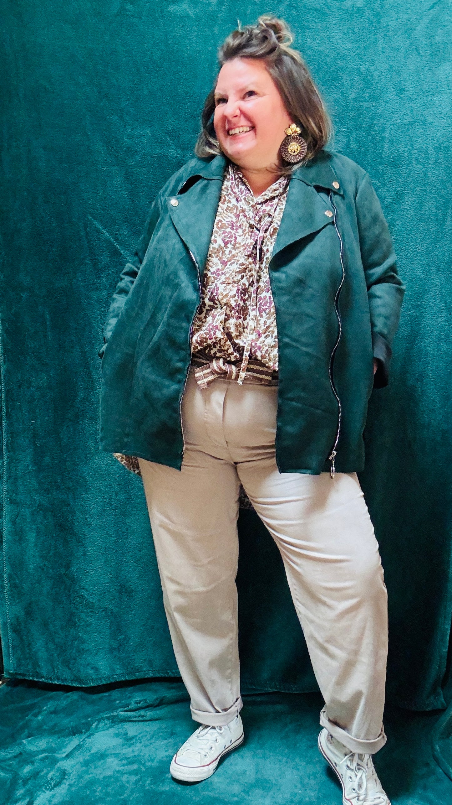 Cette veste perfecto grande taille verte sapin est l'équilibre parfait entre confort, style et audace, idéale pour sublimer vos looks du quotidien ou au bureau.