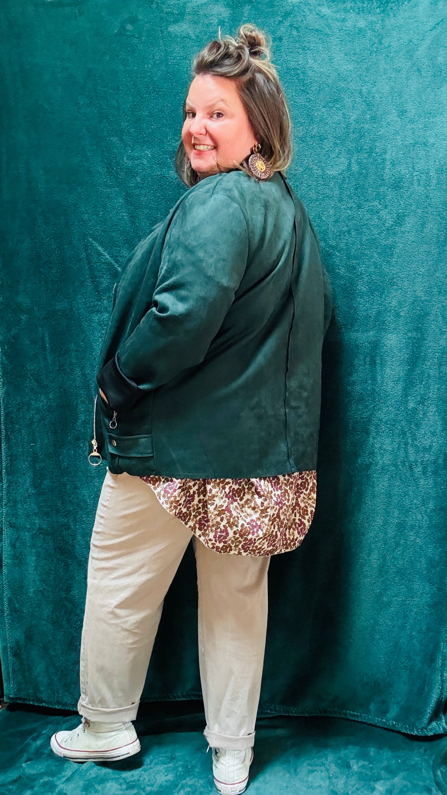 Cette veste perfecto grande taille verte sapin est l'équilibre parfait entre confort, style et audace, idéale pour sublimer vos looks du quotidien ou au bureau.