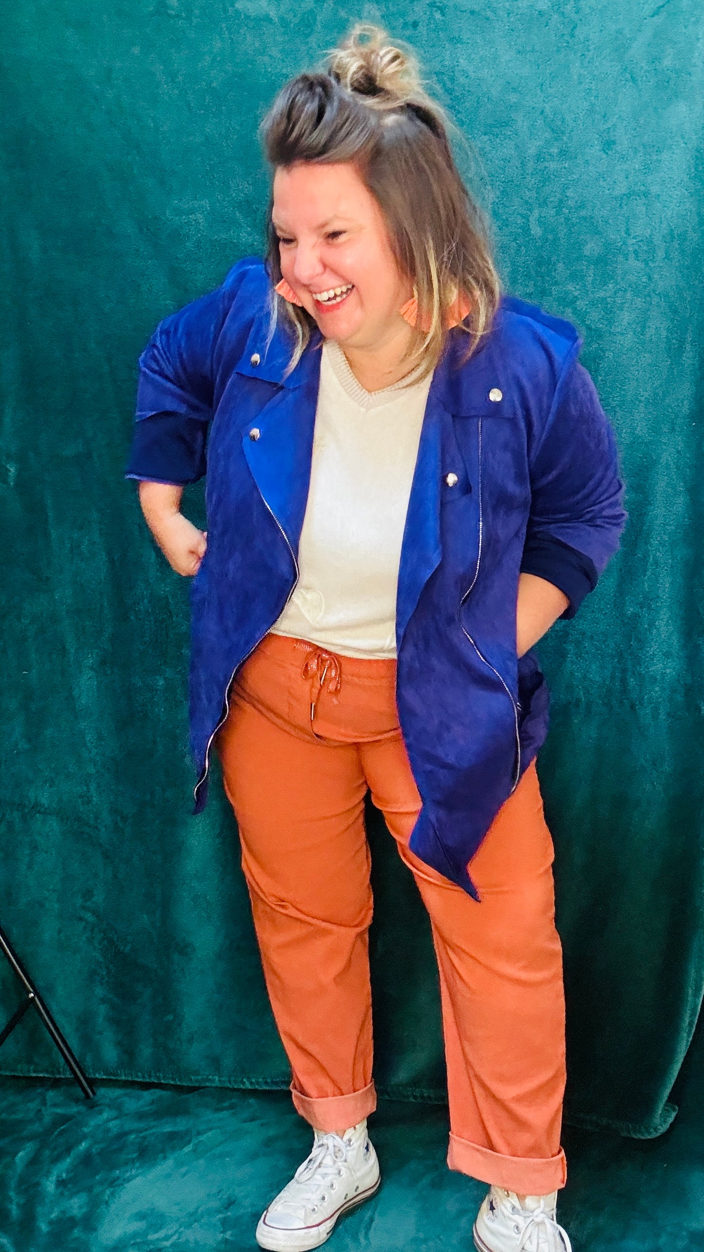 Cette veste perfecto grande taille violette est l'équilibre parfait entre confort, style et audace, idéale pour sublimer vos looks du quotidien ou au bureau.
