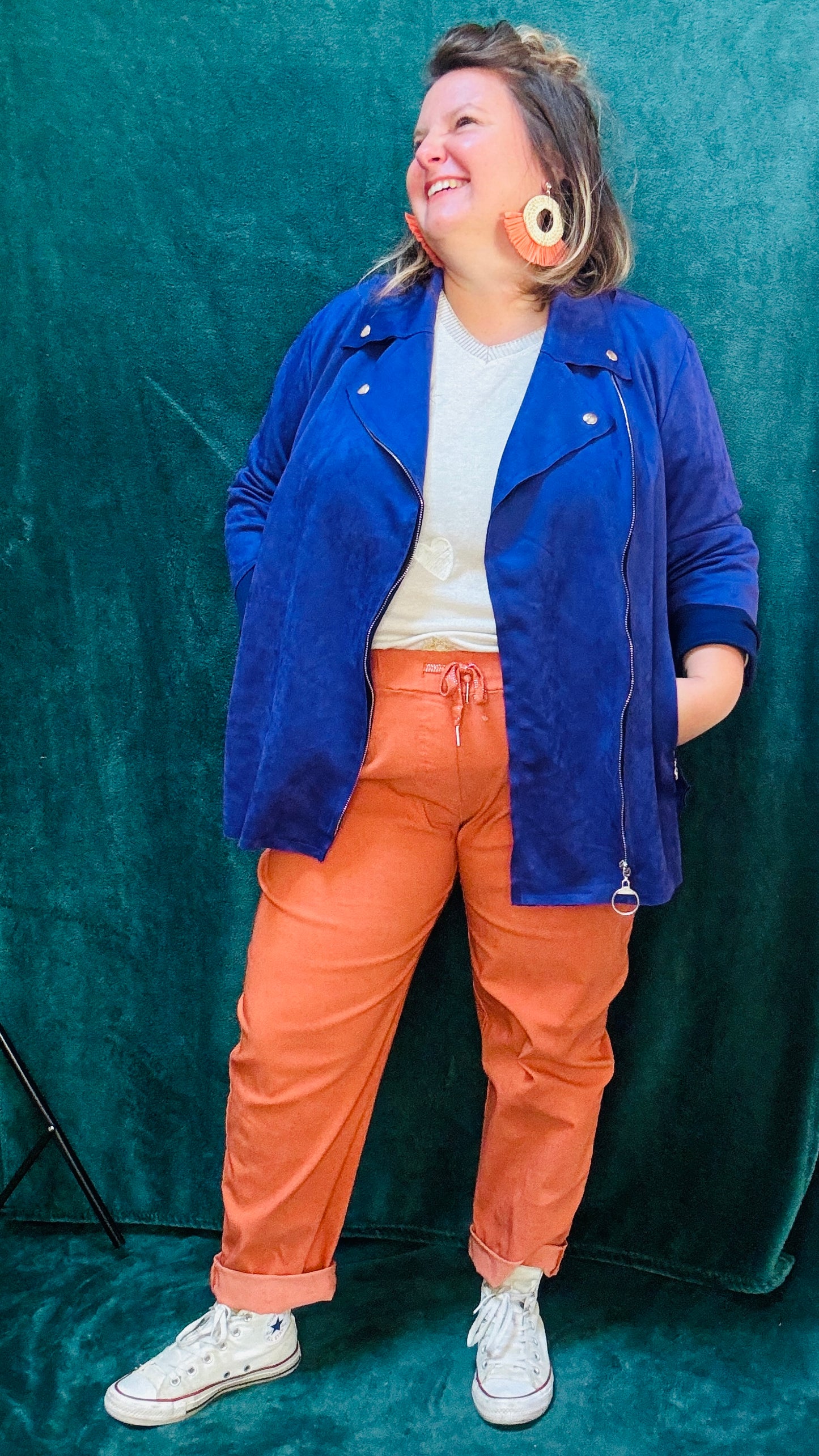 Cette veste perfecto grande taille violette est l'équilibre parfait entre confort, style et audace, idéale pour sublimer vos looks du quotidien ou au bureau.