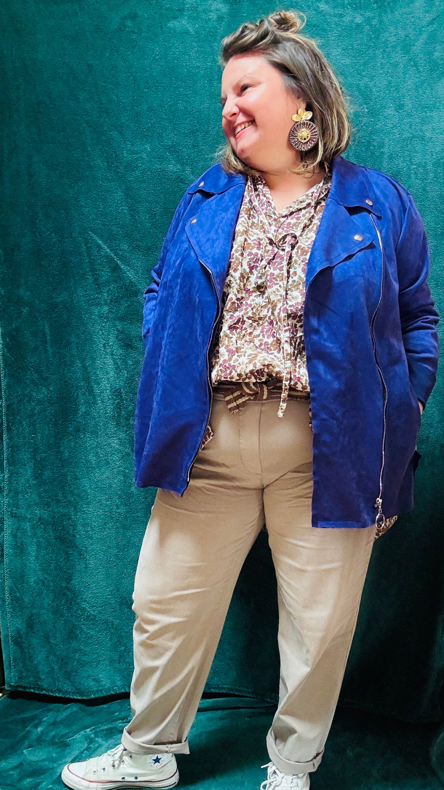 Cette veste perfecto grande taille violette est l'équilibre parfait entre confort, style et audace, idéale pour sublimer vos looks du quotidien ou au bureau.