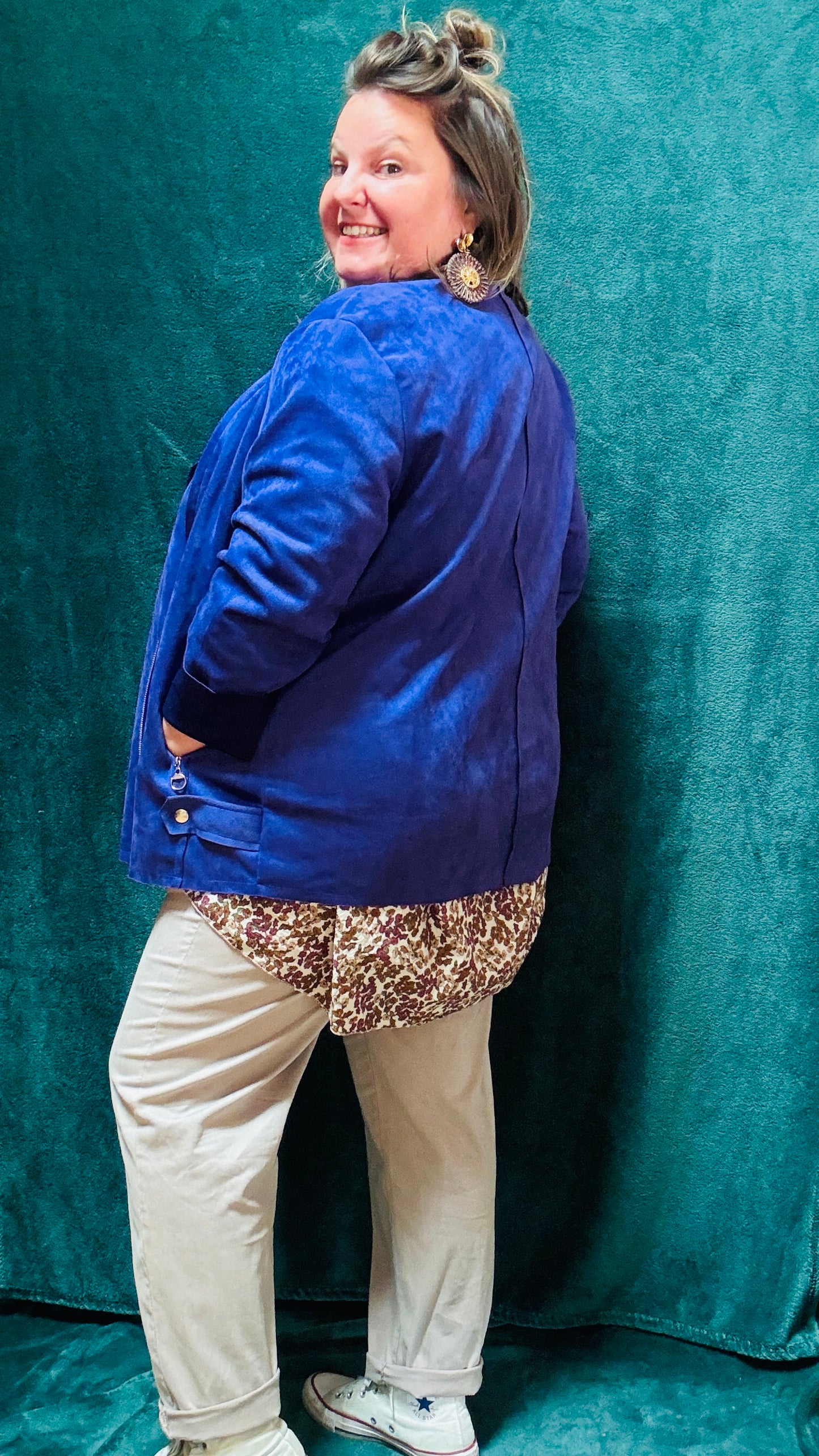 Cette veste perfecto grande taille violette est l'équilibre parfait entre confort, style et audace, idéale pour sublimer vos looks du quotidien ou au bureau.