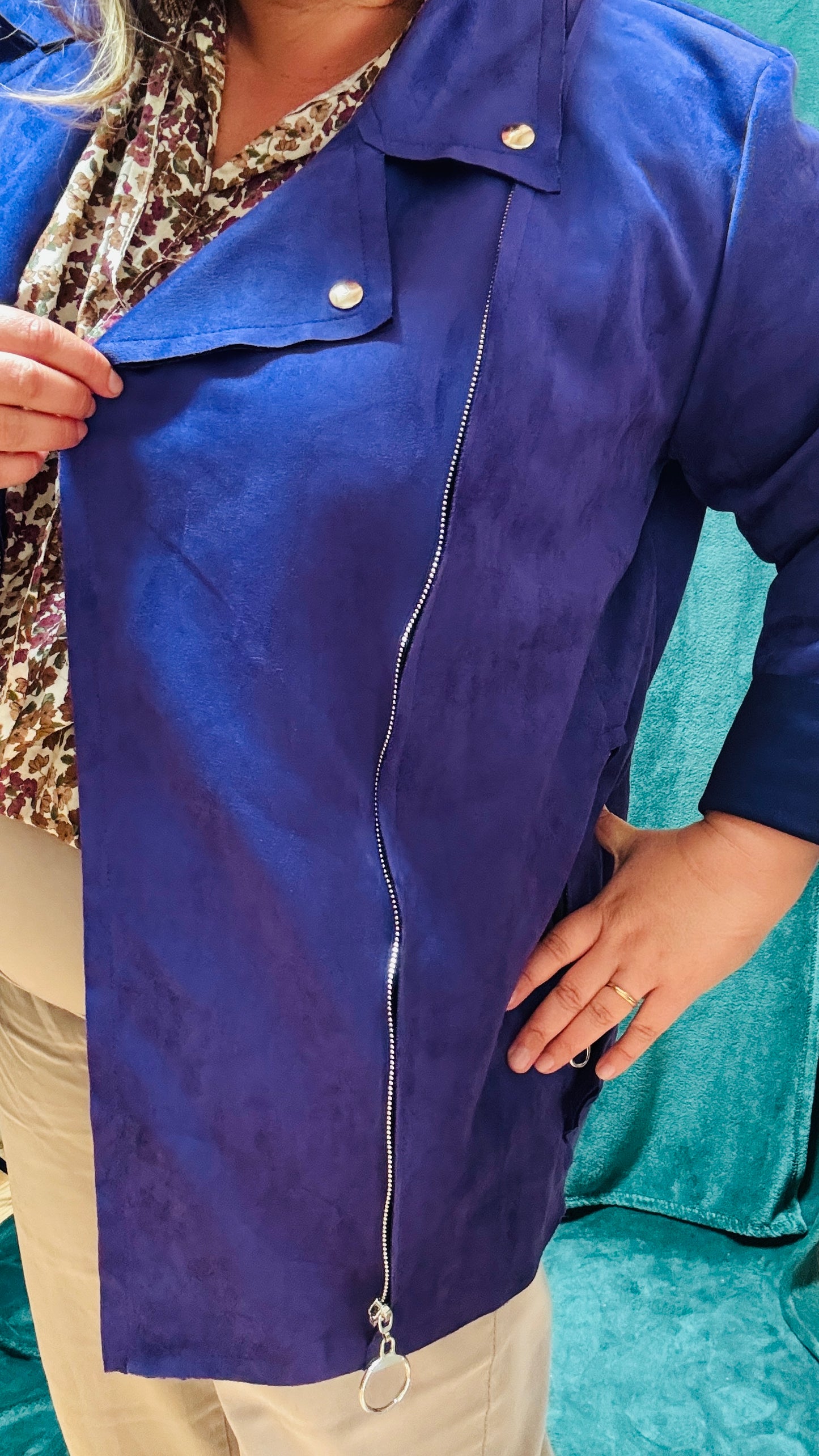 Cette veste perfecto grande taille violette est l'équilibre parfait entre confort, style et audace, idéale pour sublimer vos looks du quotidien ou au bureau.