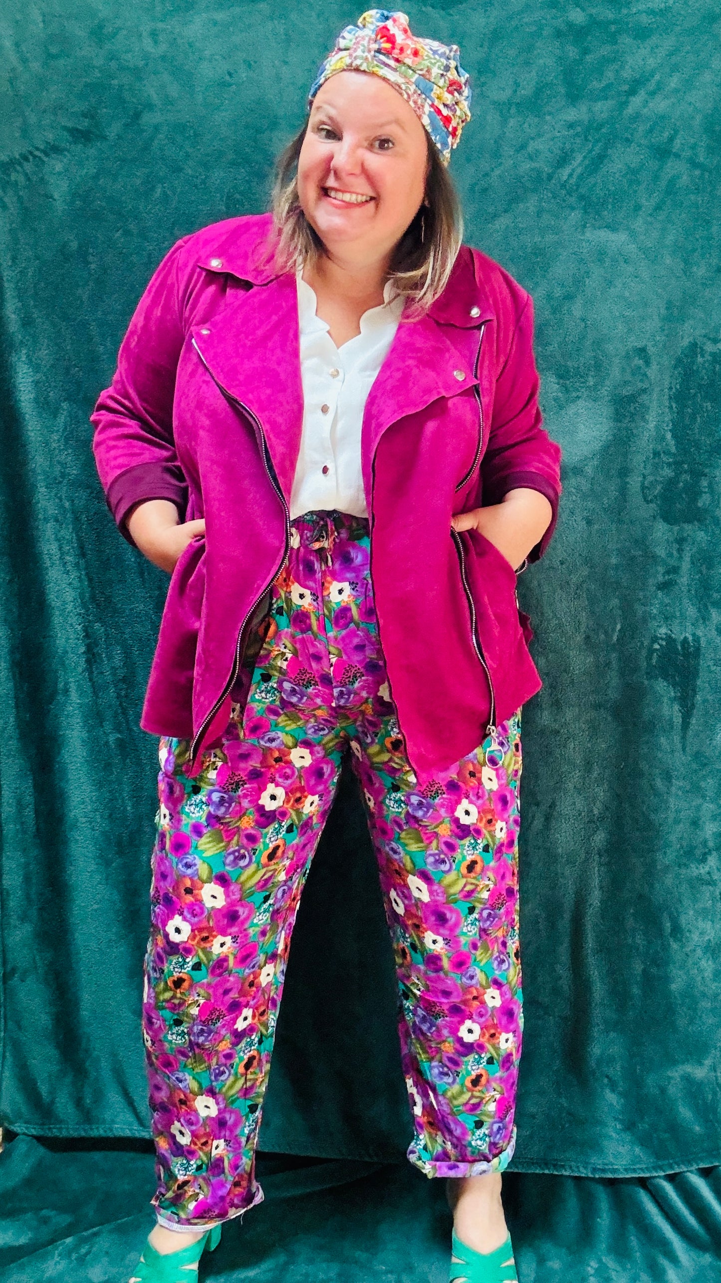 Cette veste perfecto grande taille prune est l'équilibre parfait entre confort, style et audace, idéale pour sublimer vos looks du quotidien ou au bureau.