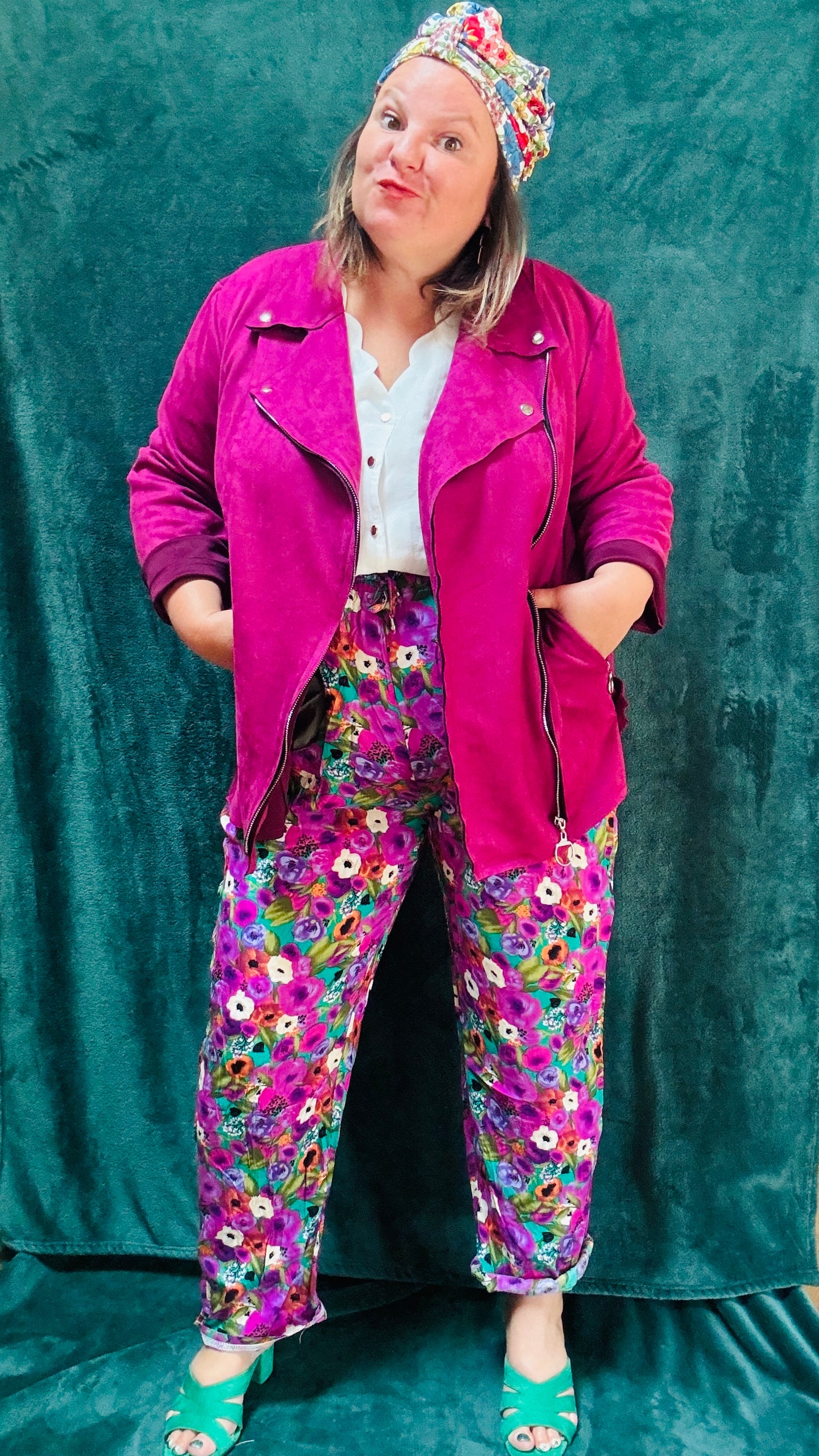 Cette veste perfecto grande taille prune est l'équilibre parfait entre confort, style et audace, idéale pour sublimer vos looks du quotidien ou au bureau.