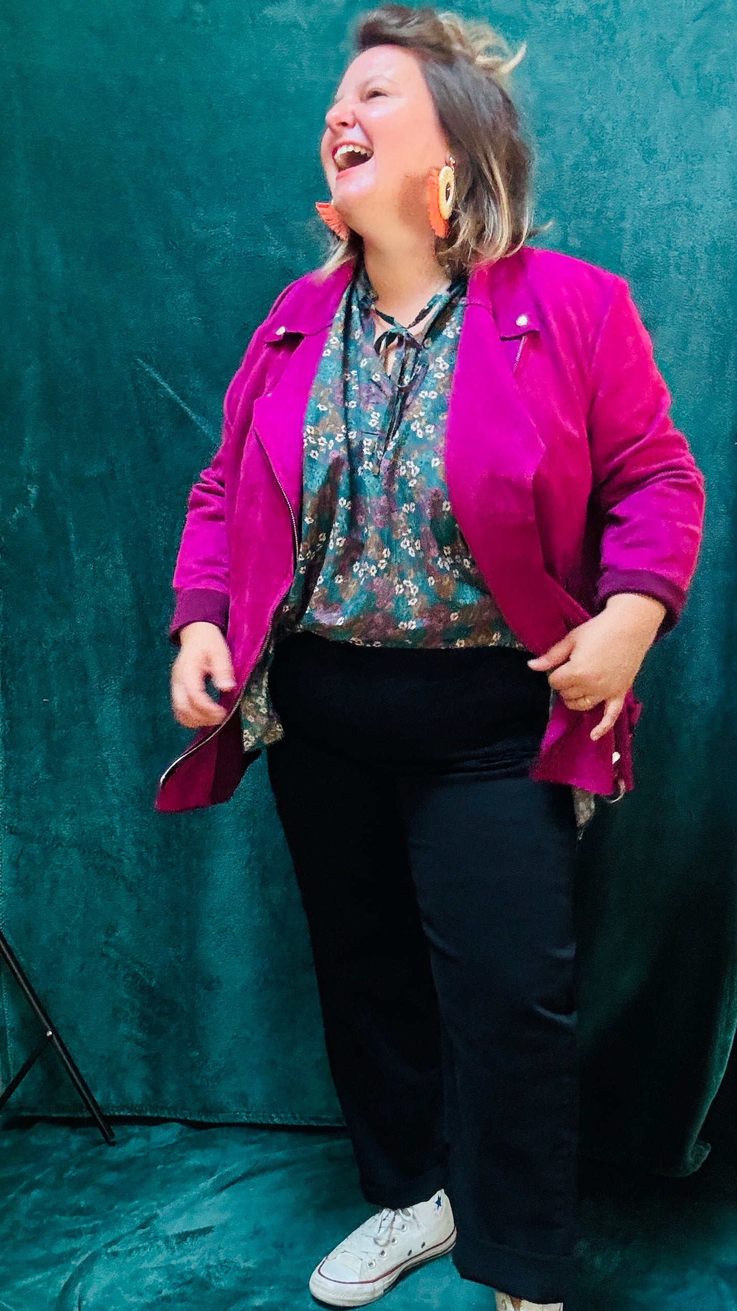 Cette veste perfecto grande taille prune est l'équilibre parfait entre confort, style et audace, idéale pour sublimer vos looks du quotidien ou au bureau.